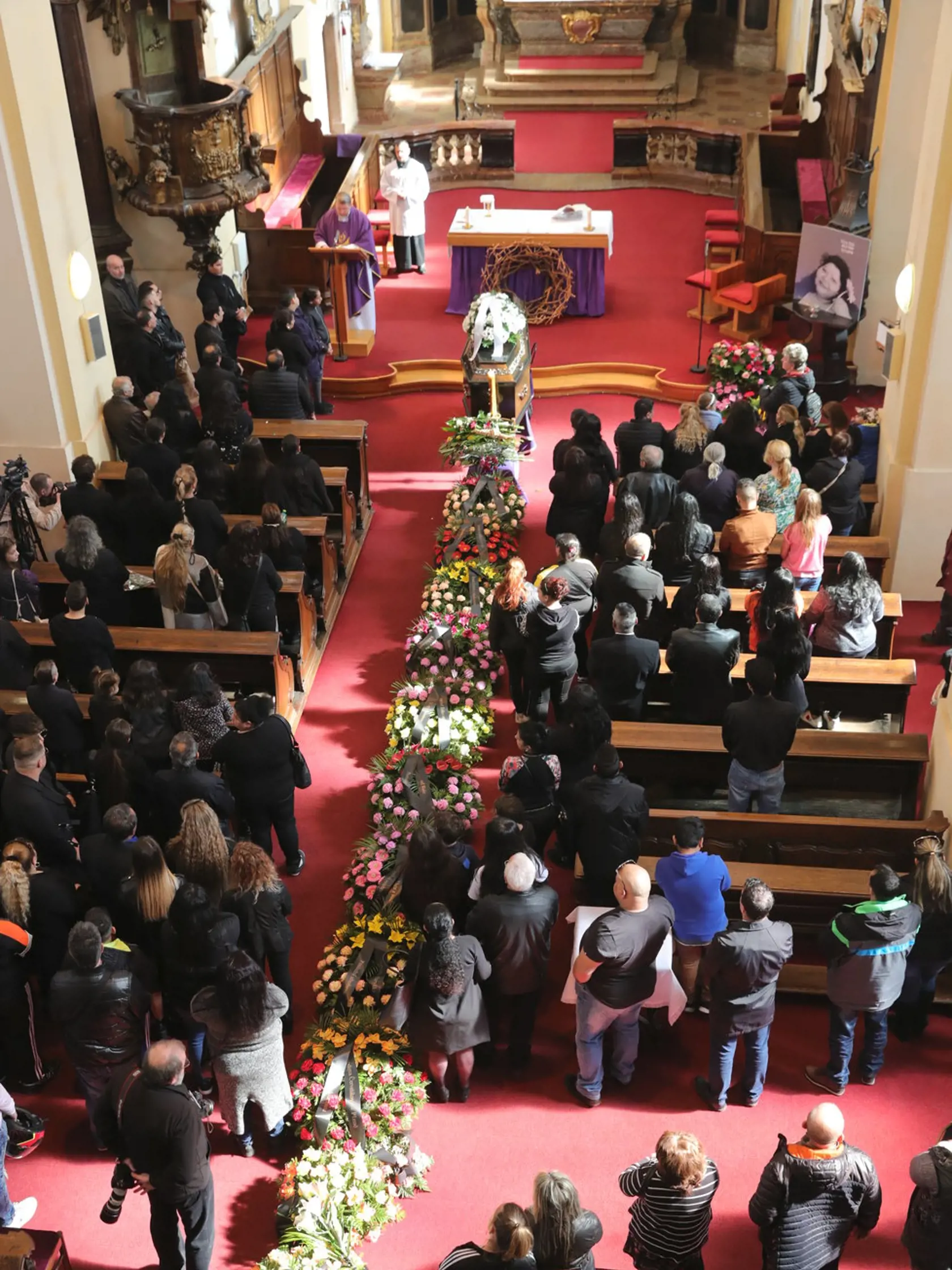 Zábery z poslednej rozlúčky so speváčkou Věrou Bílou.