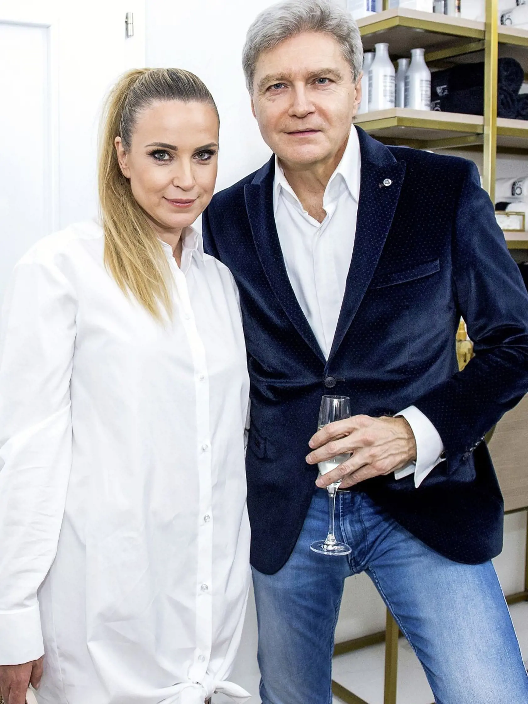 Cez pracovný týždeň. Ani moderátorka Erika Judínyová sa netají výpomocou v domácnosti. Keď nastúpila do práce, pri dcére Elle ju zastúpil Štefan Skrúcaný. Časom si tiež zohnali pestúnku. „Cez pracovný týždeň nám chodí na pár hodín vypomáhať pani v Števovom veku. Dali sme na odporúčania priateľov, ide o dlhoročnú opatrovateľku s bohatými skúsenosťami,“ priznala pred časom.