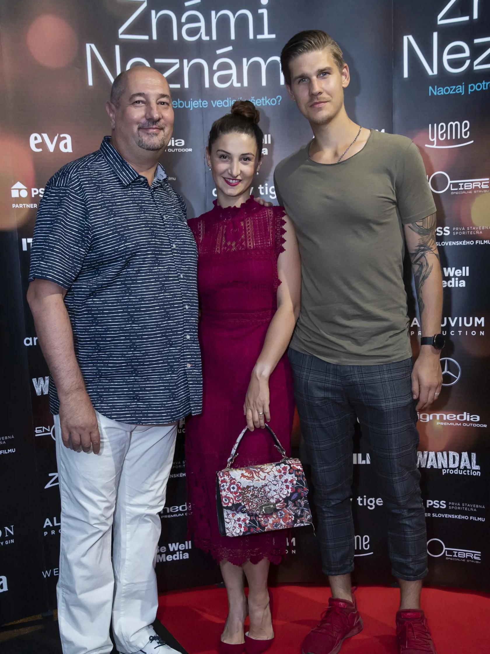 Premiéra filmu Známi Neznámi v bratislavskom Bory Mall. Na snímke je Martin Malachovský s dcérou Kristínou a zaťom.