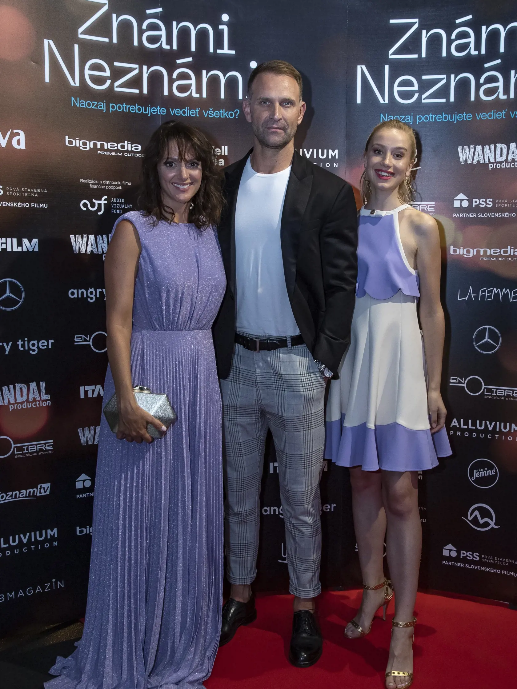 Premiéra filmu Známi Neznámi v bratislavskom Bory Mall. Na snímke zľava je Klára Issová, Tomáš Maštalír a Anna Kadeřávková.