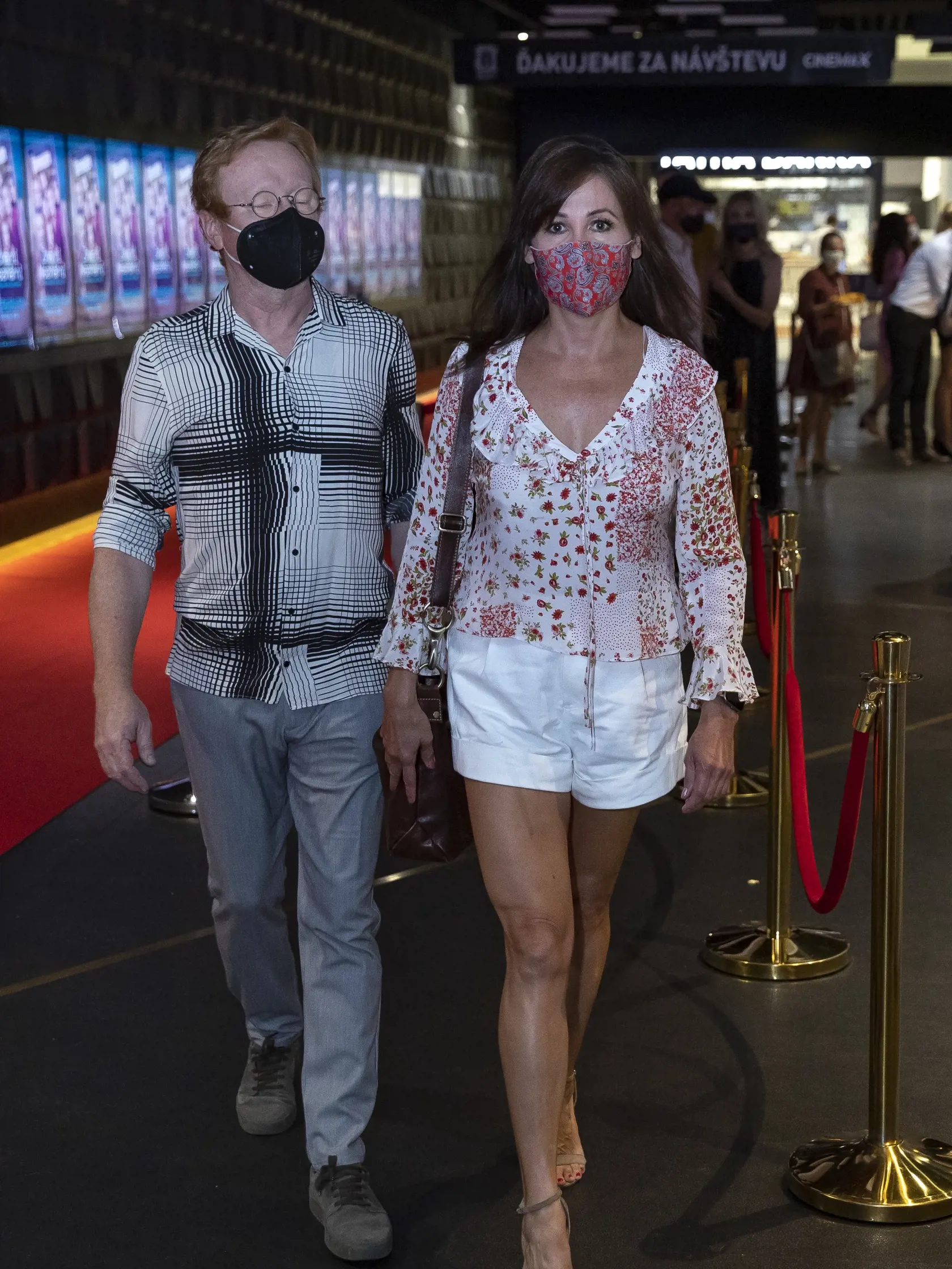 Premiéra filmu Známi Neznámi v bratislavskom Bory Mall. Na snímke je Petra Bernasovská a Ľudovít Jakubove.