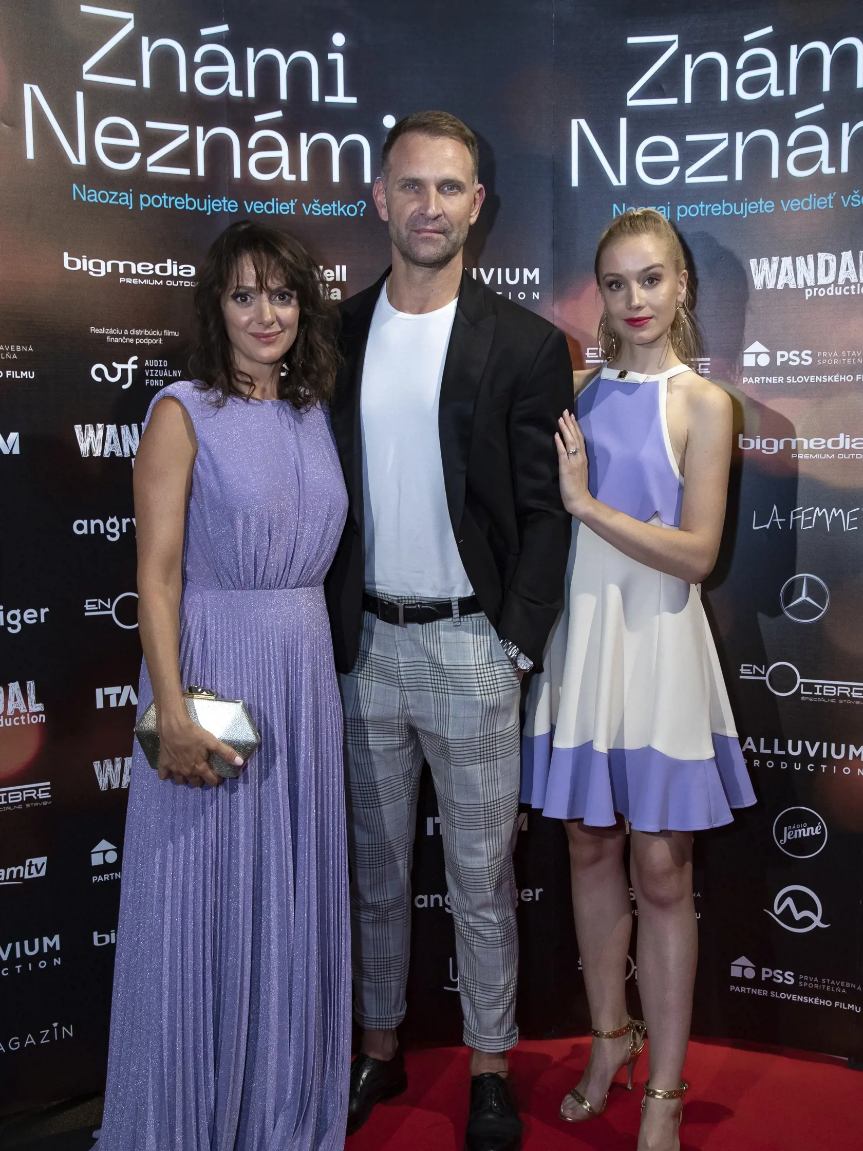 Premiéra filmu Známi Neznámi v bratislavskom Bory Mall. Na snímke zľava je Klára Issová, Tomáš Maštalír a Anna Kadeřávková.