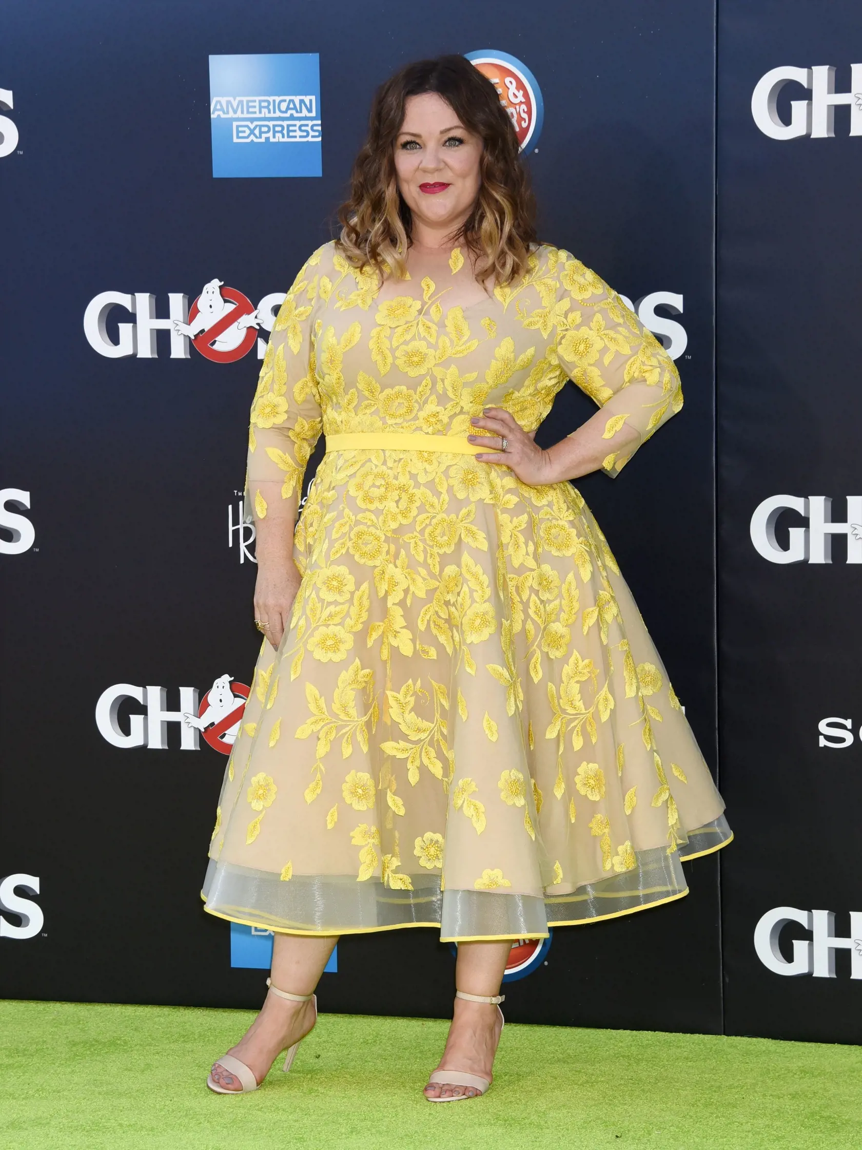 Melissa McCarthy bola v krásnych žltých šatách neprehliadnuteľná.