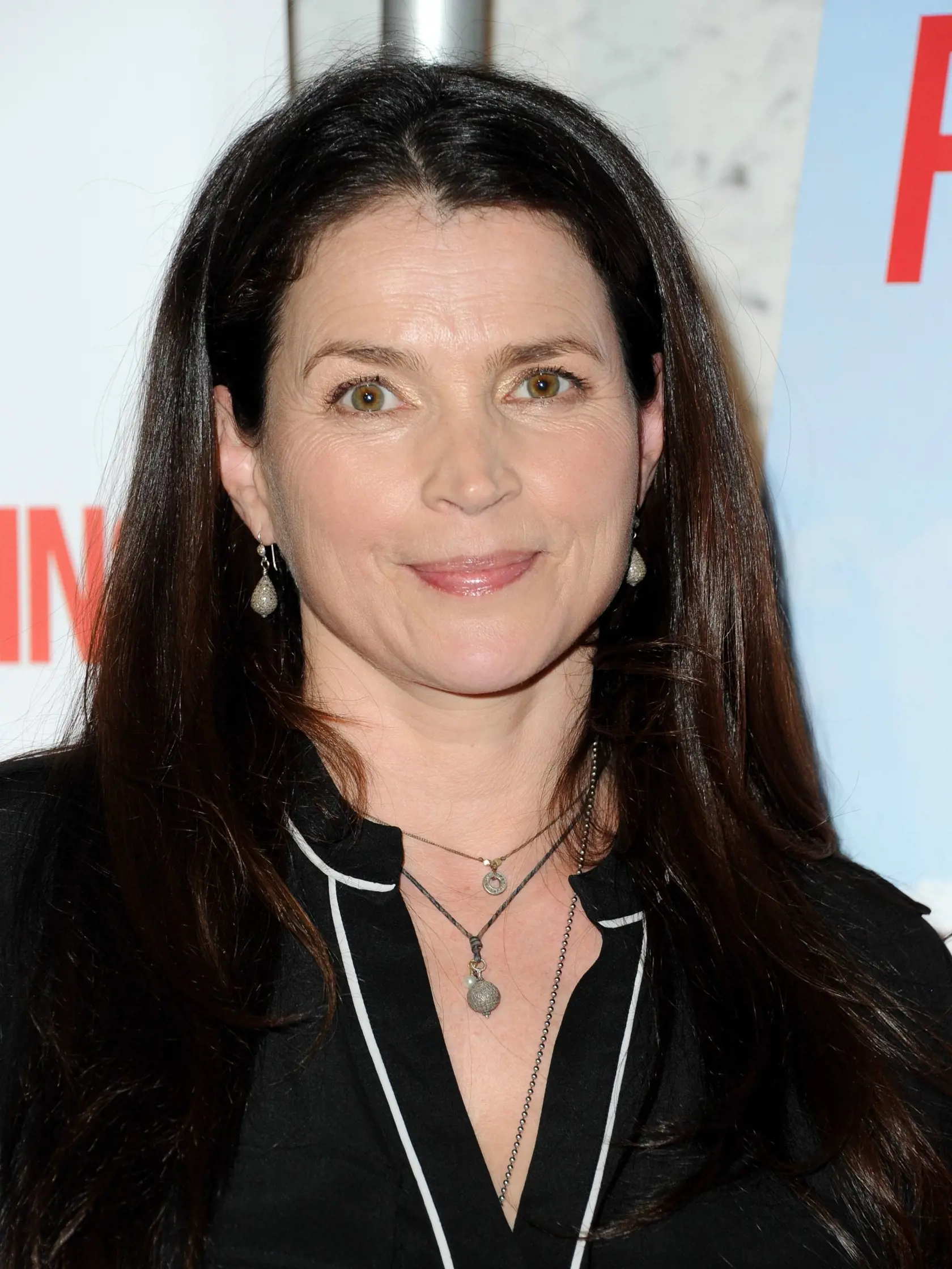 Julia Ormond roky nosila dlhý účes. Krátke vlasy ju omladili.