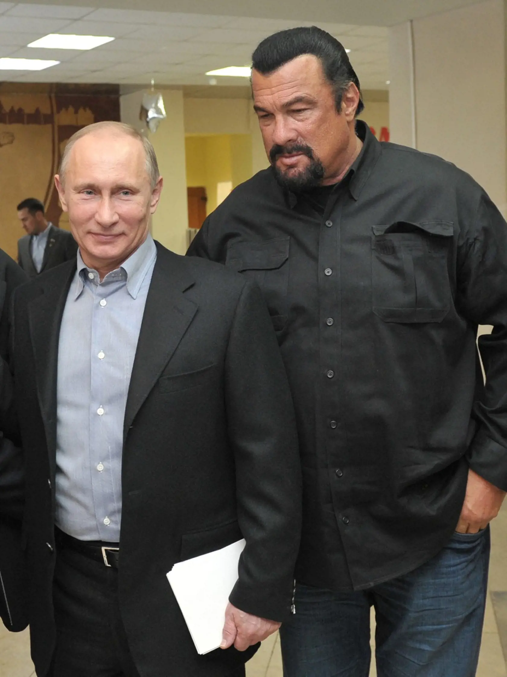 Seagal je pri tom známy svojim proruským postojom. Prejavil najmä silnú podporu Putinovmu plánu týkajúcemu sa anexie Krymu a už v minulosti ho označil  za jedného z najväčších svetových vodcov, ktorý dnes žije. V roku 2016 dostal herec ruské občianstvo.