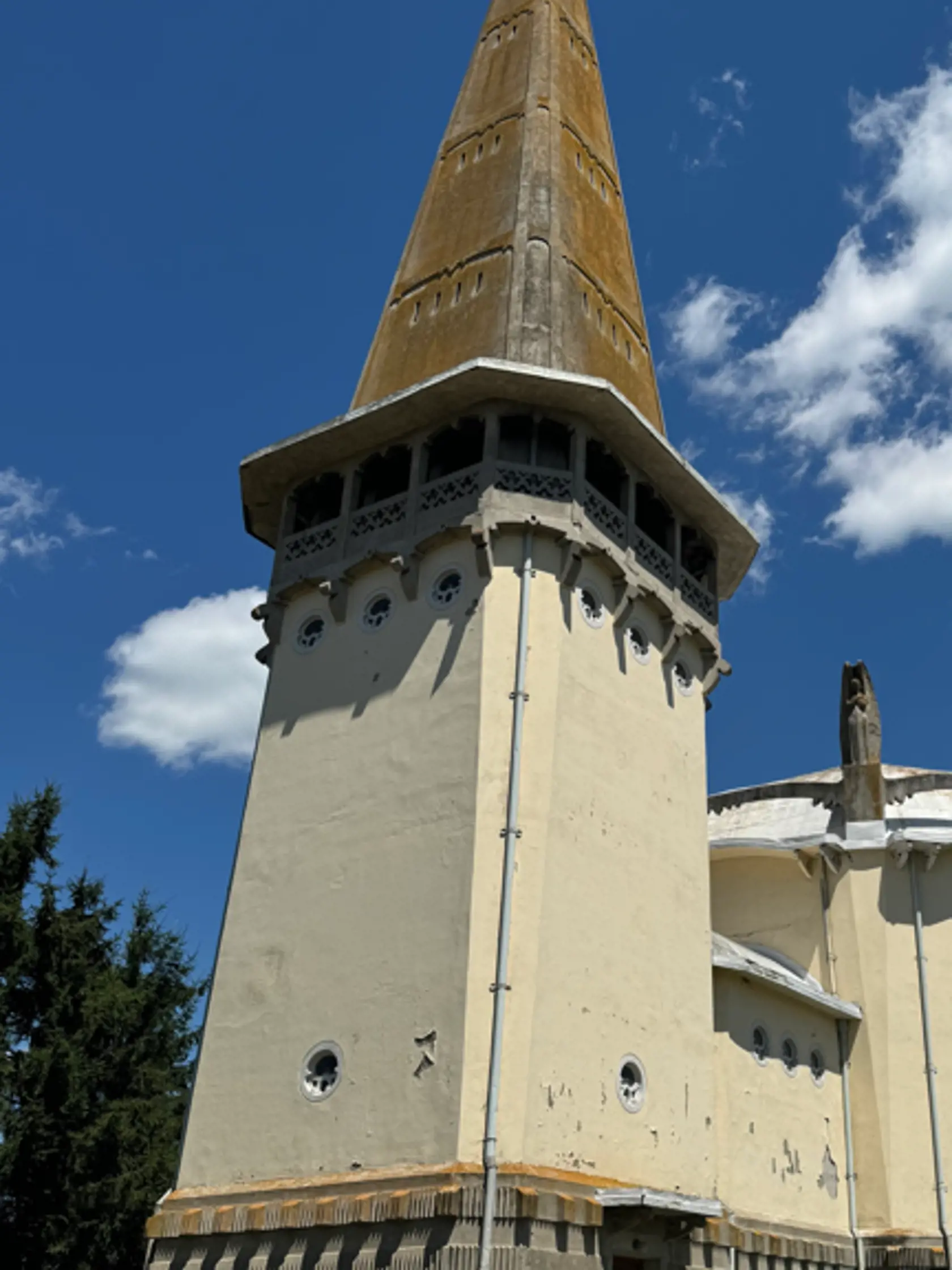 Kostol bol pôvodne modrej farby, no v roku 2010 odhlasovali v ankete obyvatelia obce, že sa farba fasády zmení na žltú.