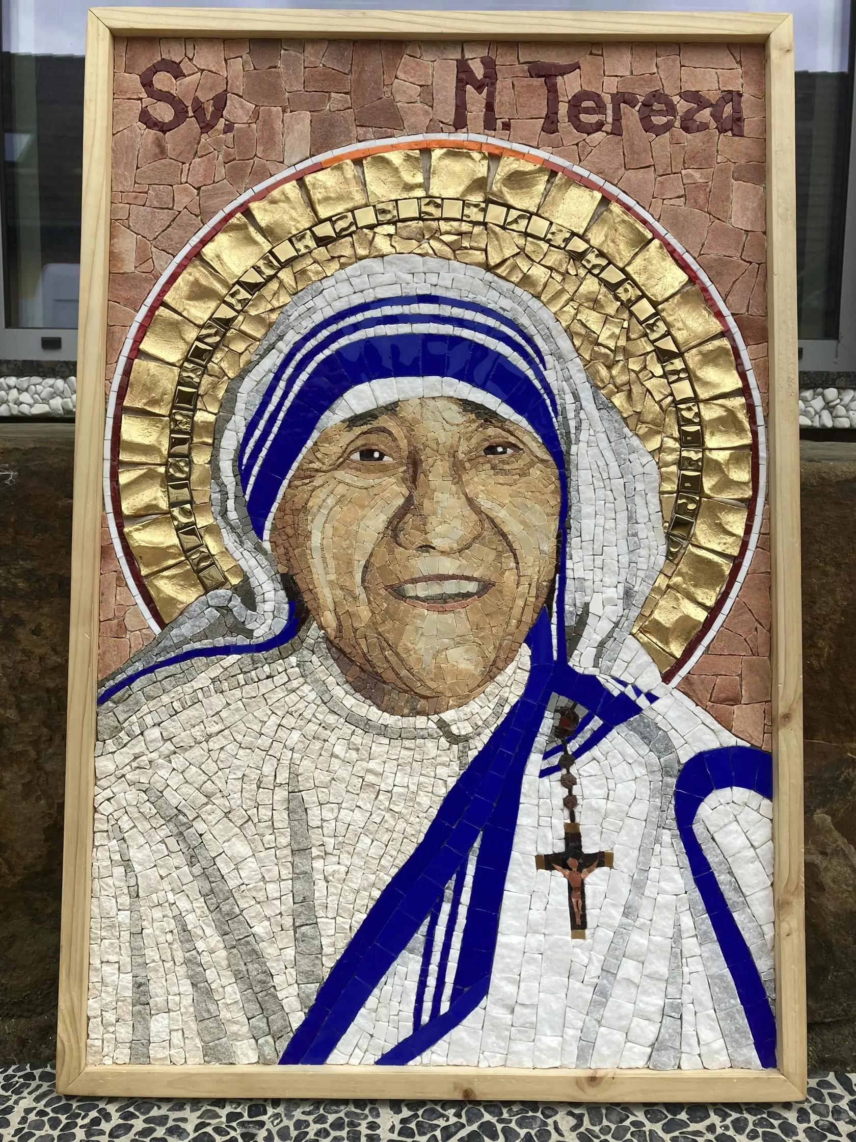 Okrem toho na Slovensku zdobia jeho mozaiky aj chrámy v Trnave, Trstenej, Detve či Bratislave. Menšie diela dokonca tvorí aj pre súkromné zbierky.