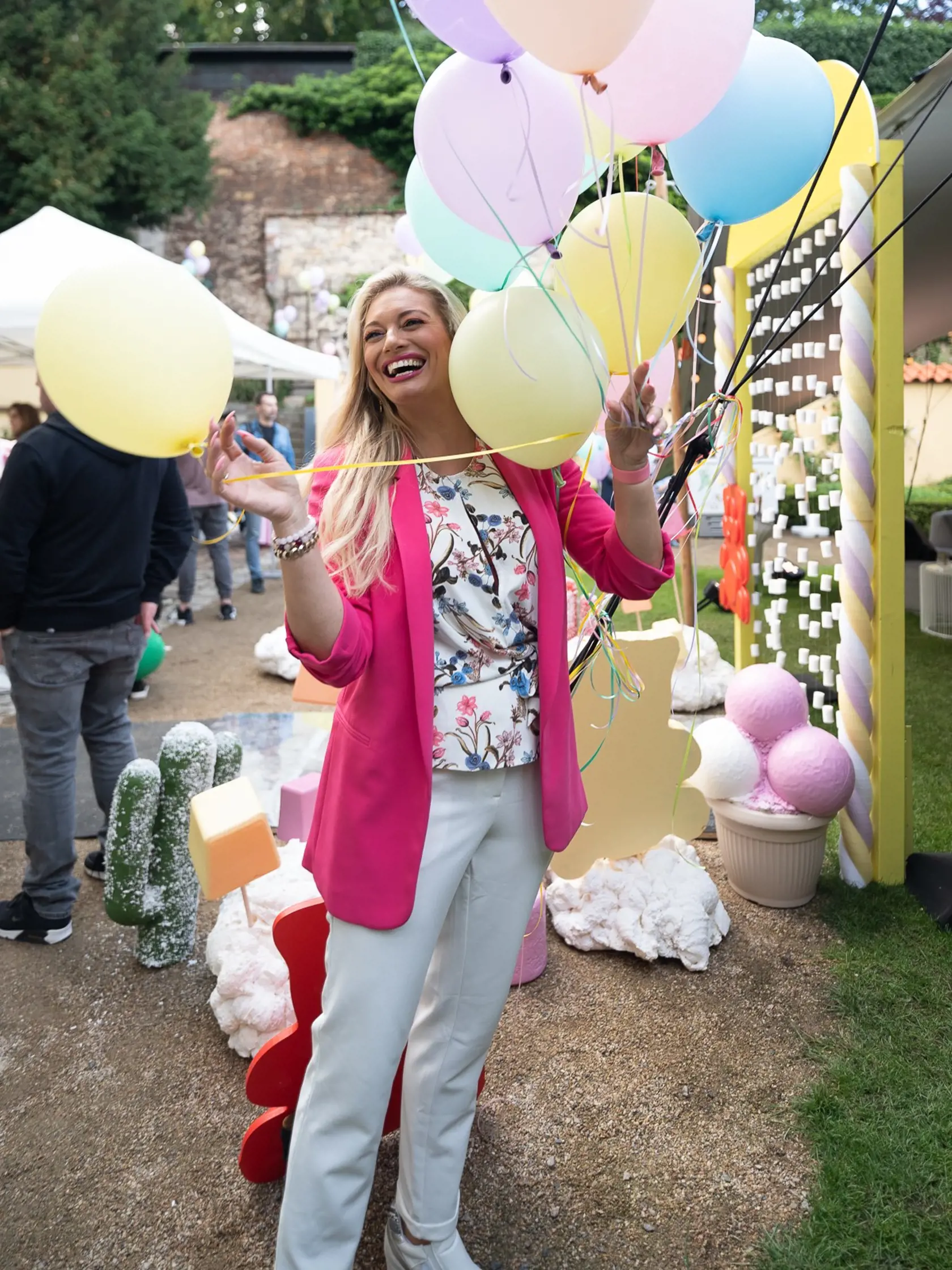 Lenka Šoóšová po emotívnej rozlúčke v Markíze zamierila do Prahy na garden party známych gumených cukríkov. Spoločnosť jej okrem iných robili aj kolegyne a influencerky Barbora Krajčírová, alebo Ivana Gáboríková. Na zábere Lucie Borhyová.