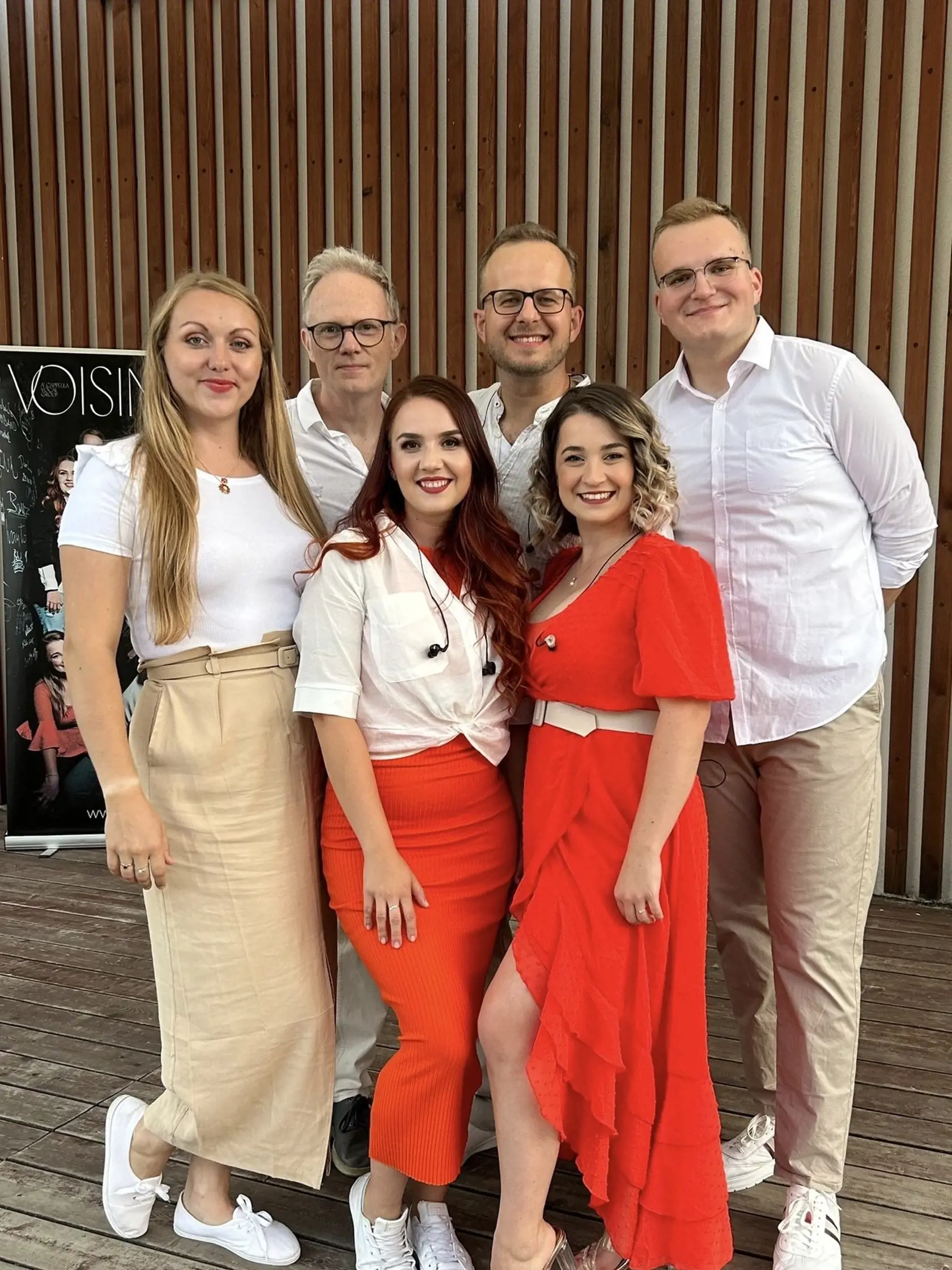 Acapella Voising - jej šéfom je Viktor Nižník - exmanžel Lucie Vráblicovej. V kapele spieva aj jeho manželka Katka (v červených šatách vpravo)