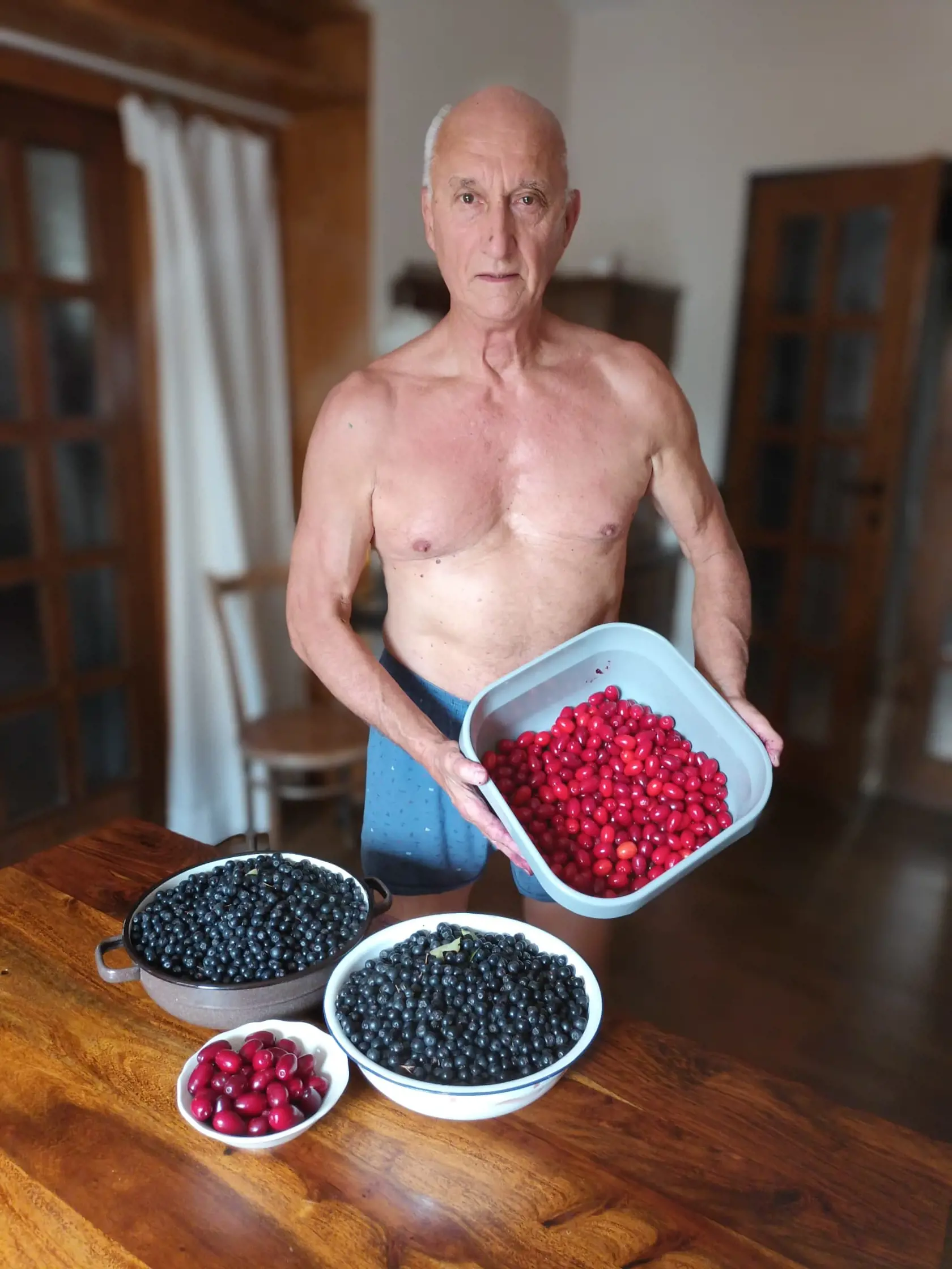 Jozef Banáš ukazuje úrodu záhradky.