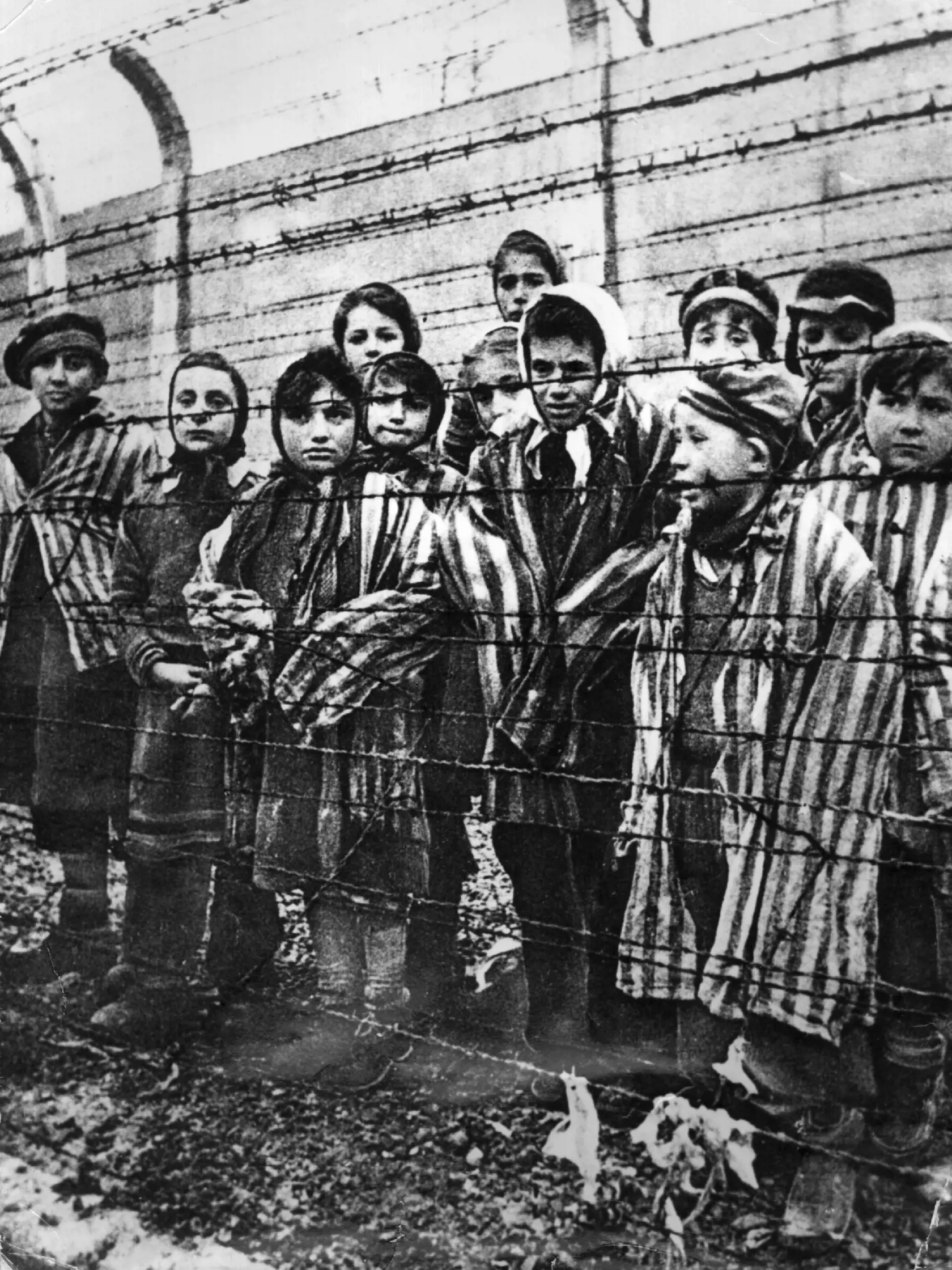 Svetová verejnosť si 27. januára každoročne pripomína utrpenie židovskej komunity počas druhej svetovej vojny. Práve v tento deň v roku 1945 bol oslobodený komplex koncentračného tábora Auschwitz-Birkenau. Počas holokaustu v období druhej svetovej vojny zabili nacisti šesť miliónov Židov.