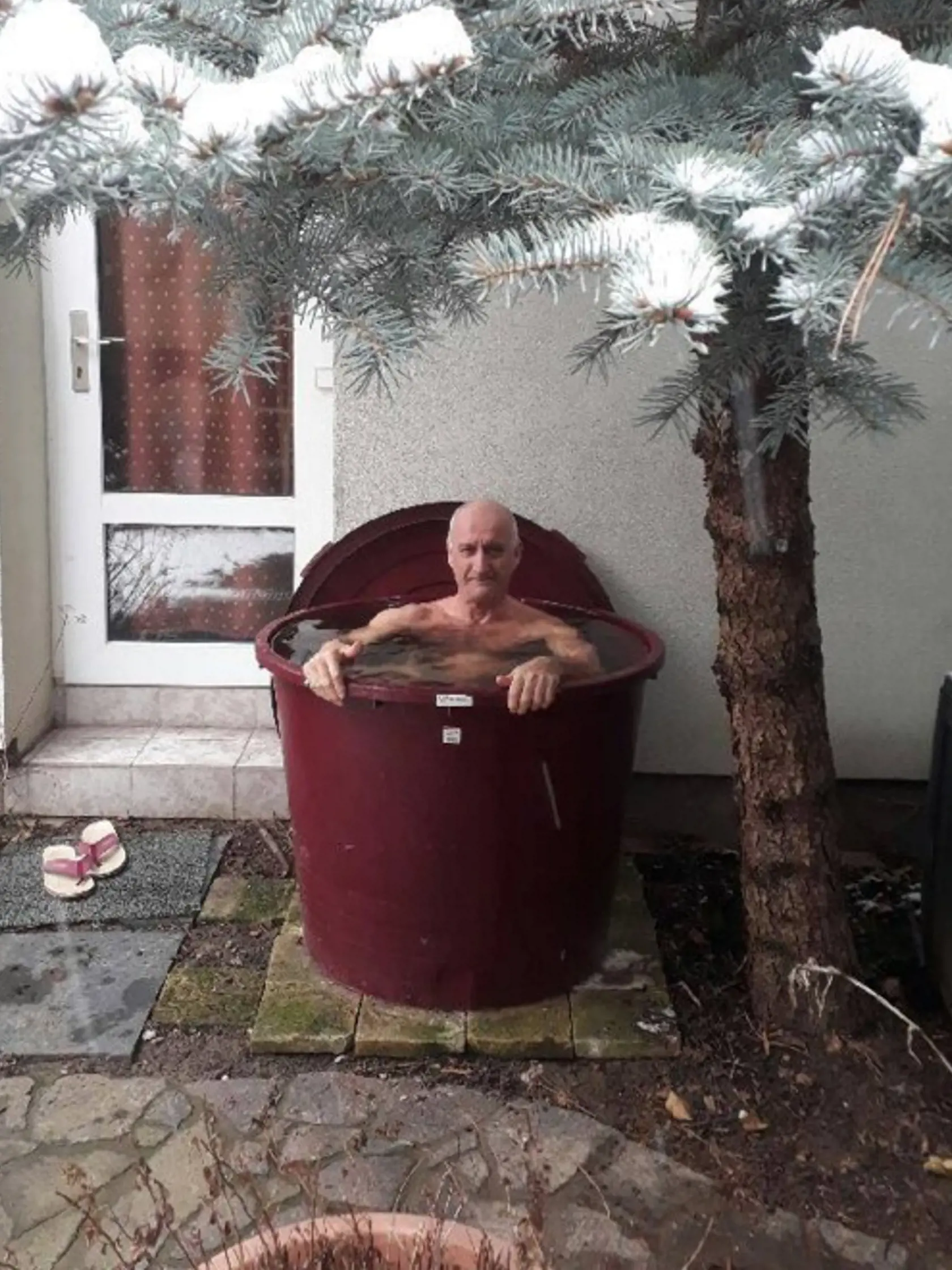 Jozef Banáš má pri dome aj kaďu na otužovanie.