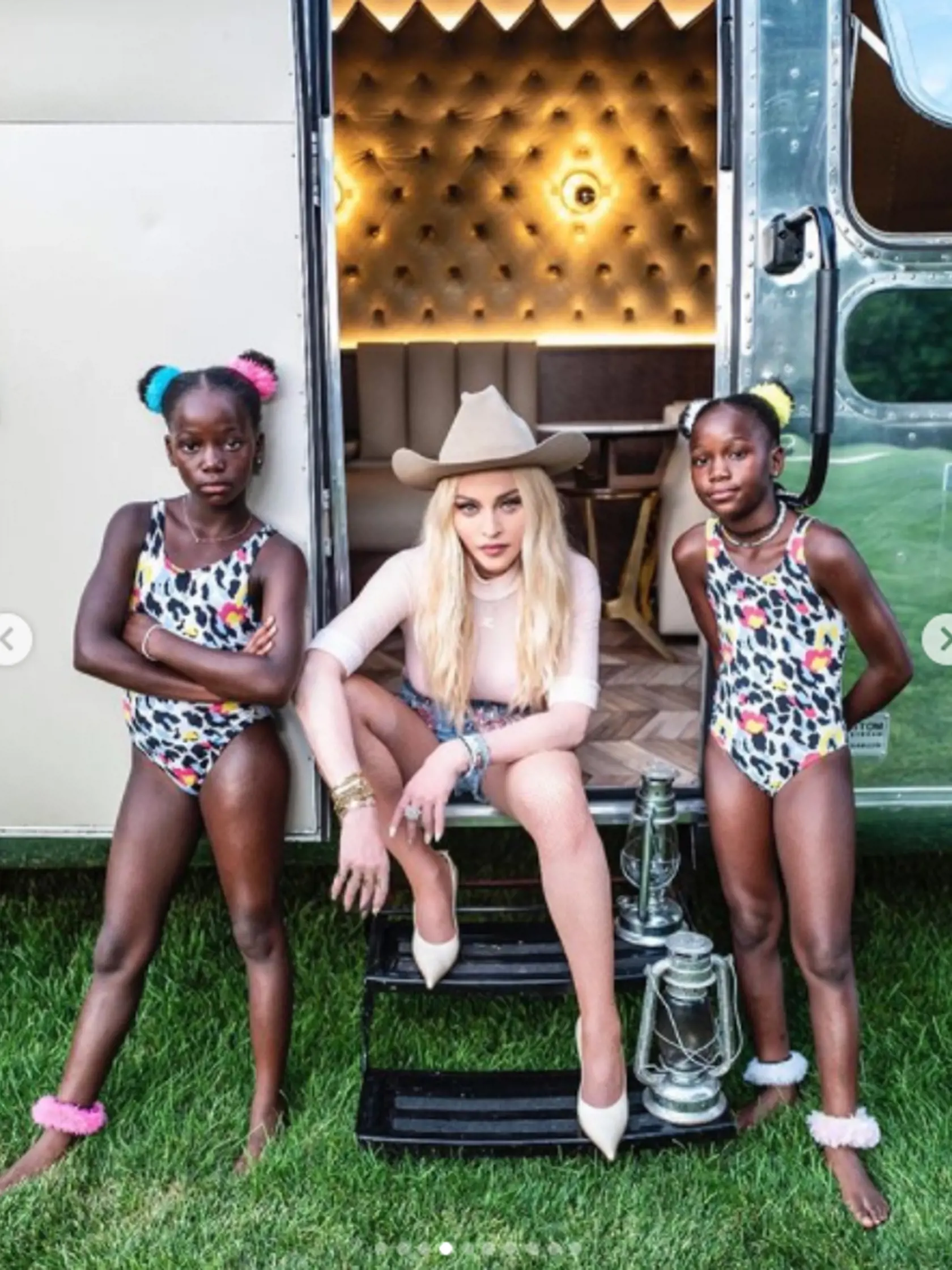 Madonna si na záhradnú párty obliekla vyzývavý outfit.