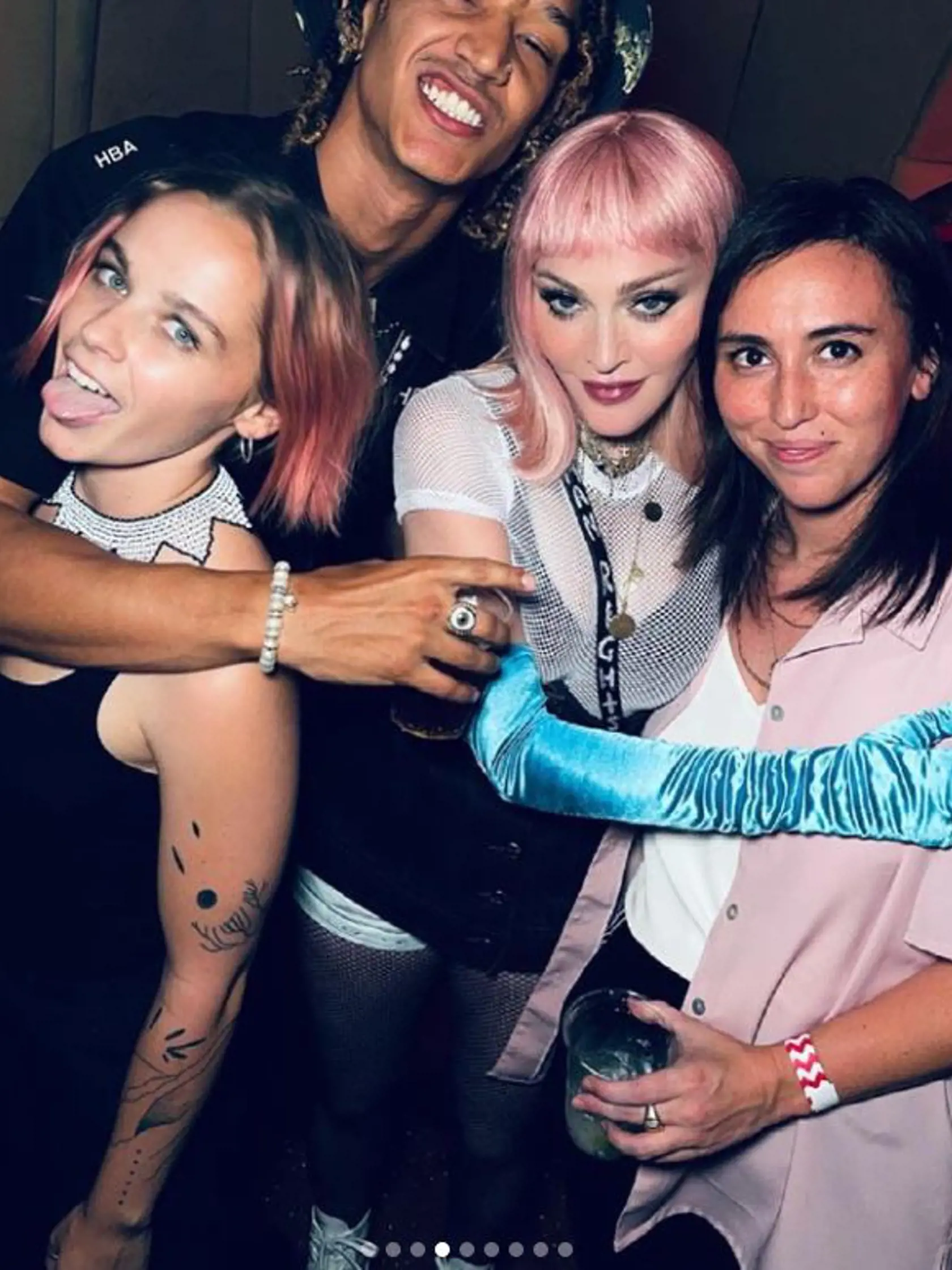 Speváčka Madonna vyrazila svojim fanúšikom dych, keď sa na jej sociálnej sieti instagram objavili v sobotu odvážne a divoké fotografie z jej improvizovaného koncertu na podporu LGBTI komunity.