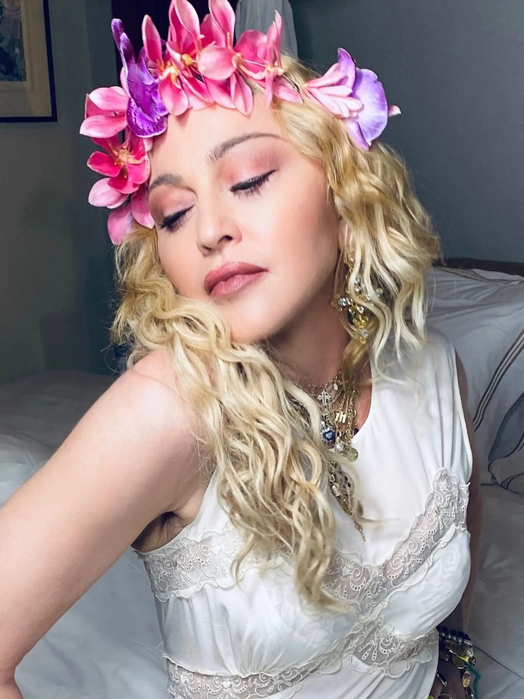 Isté je, že Madonna opiáš pre zábavu nepotrebuje. Vystačí si len s mladučkým milencom, vďaka ktorému si aj po 60-udržiava mladistvý výzor a rovnako vitálnu povahu.