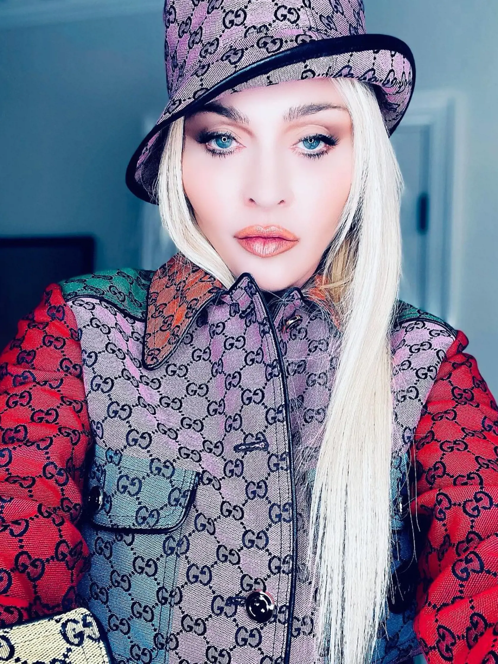 Následne sa v stredu 15. apríla na jej instagrame objavila séria ďalších fotografií. Na nich by ste už ale ikonickú speváčku spoznali len ťažko.