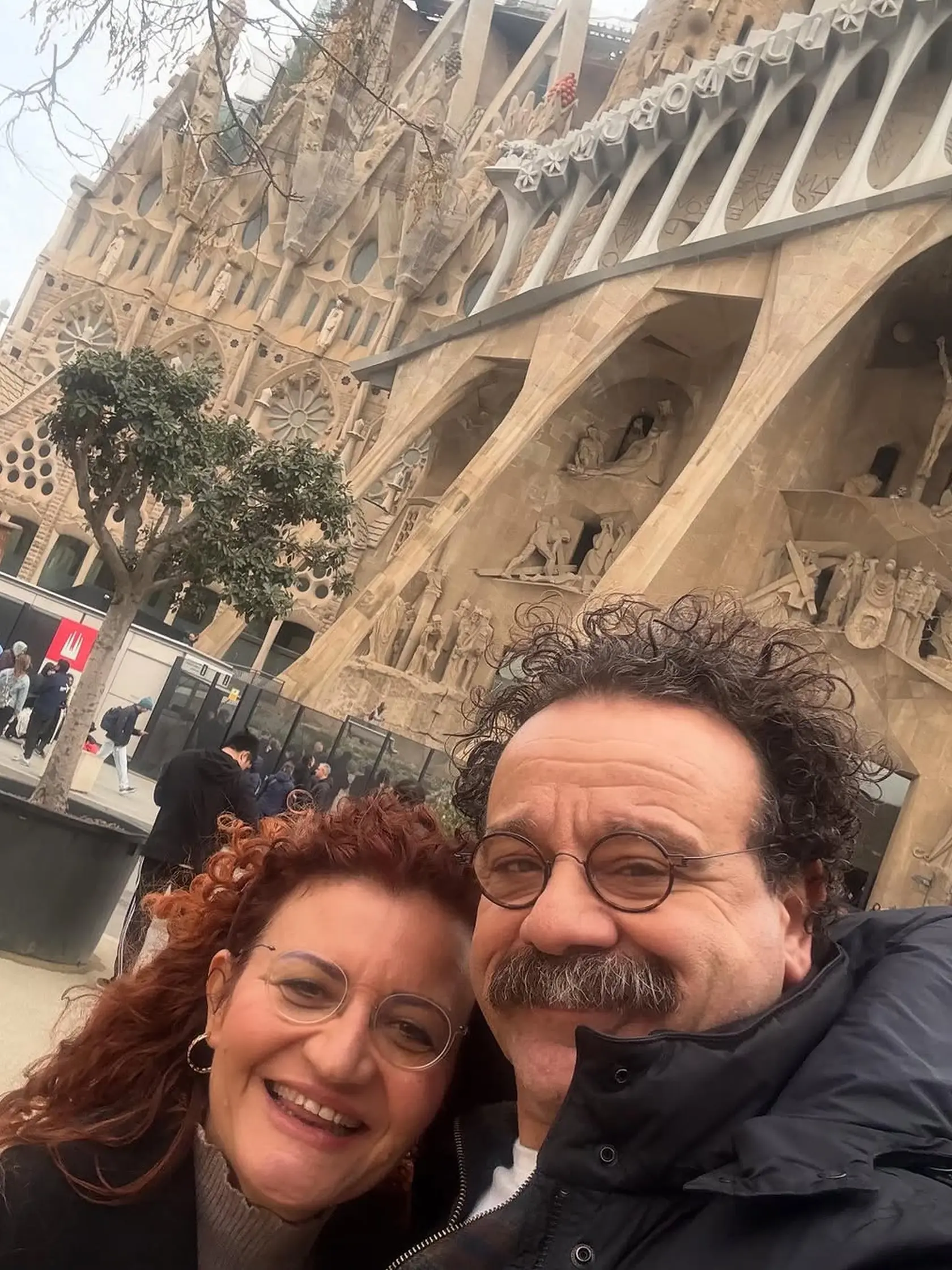 S manželkou. Reha Özcan je umelecky zameraný, často spolu cestujú, navštevujú pamiatky, múzeá, galérie