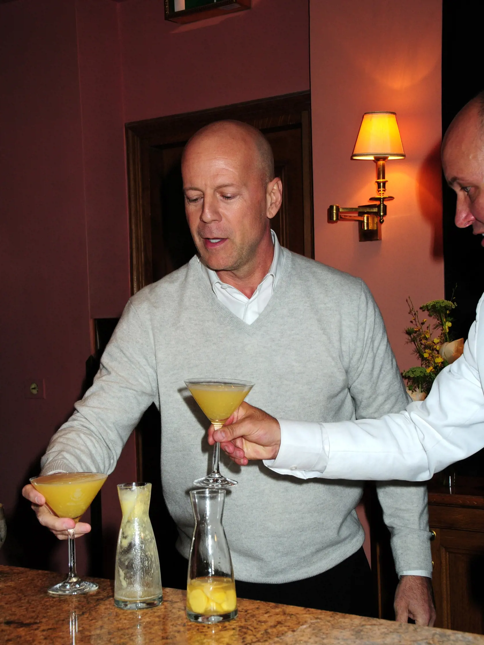 Bruce Willis ledva stál, keď mu z Annabel's Member's Club v Londýne pomáhali dvaja z jeho bezpečnostného tímu.