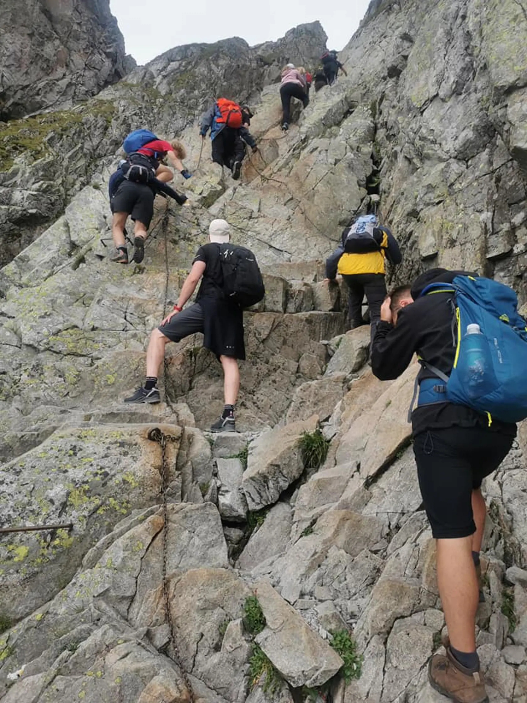Autor fotografie sa pochválil, že zatiaľ nebol na žiadnej z vysokohorských chát, preto sa odhodlal, a v jeden deň navštívil až päť z nich - Bilíkovú, Rainerovú, Zamkovskeho, Téryho i Zbojnícku.
"Všetko jednou cestou a krásnou turou,"napísal na sociálnej sieti k fotografiám, ktoré urobil cestou.