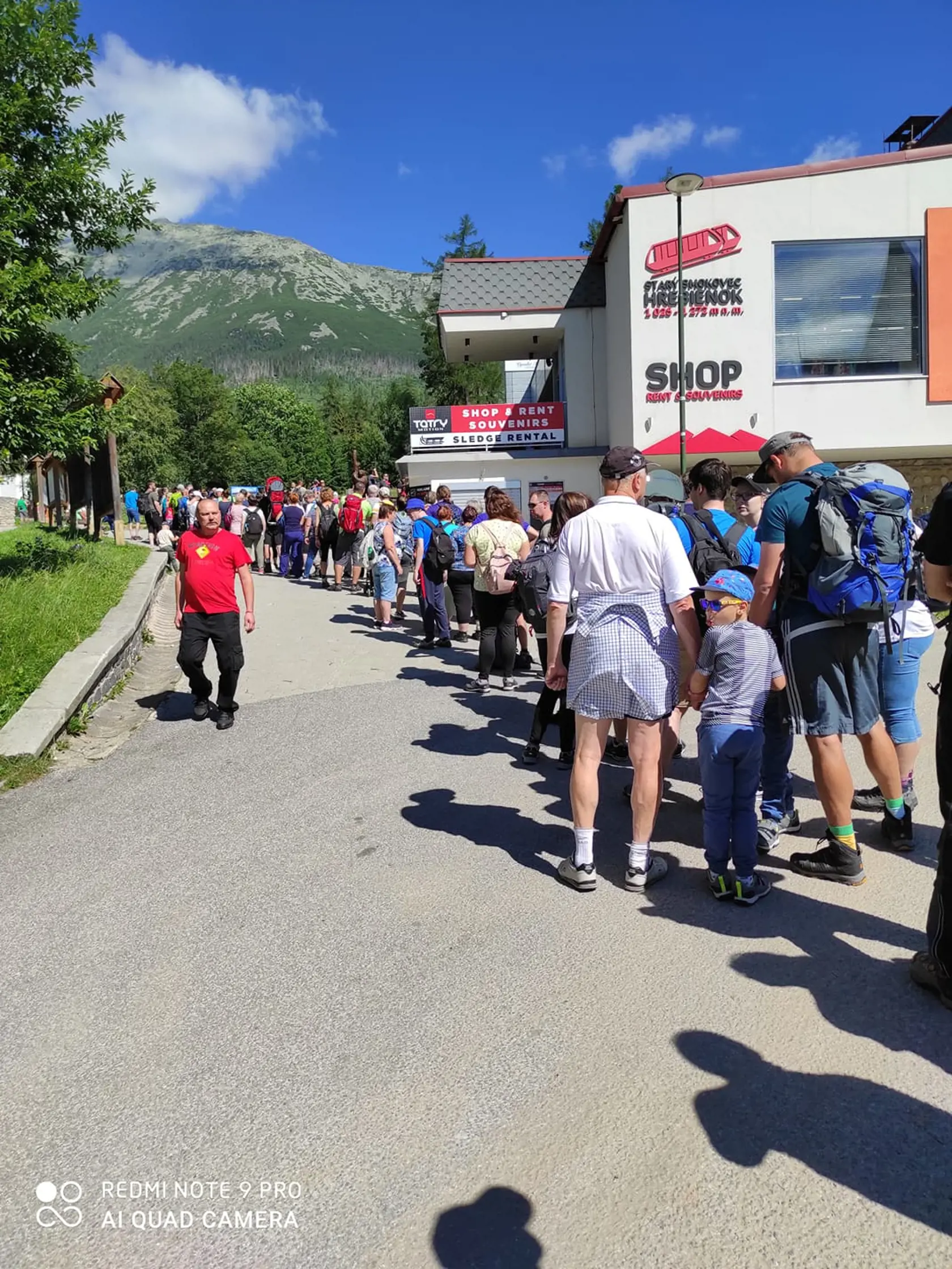 Neuveriteľné. Dlhokánske rady turistov sú bežným javom v našich veľhorách.