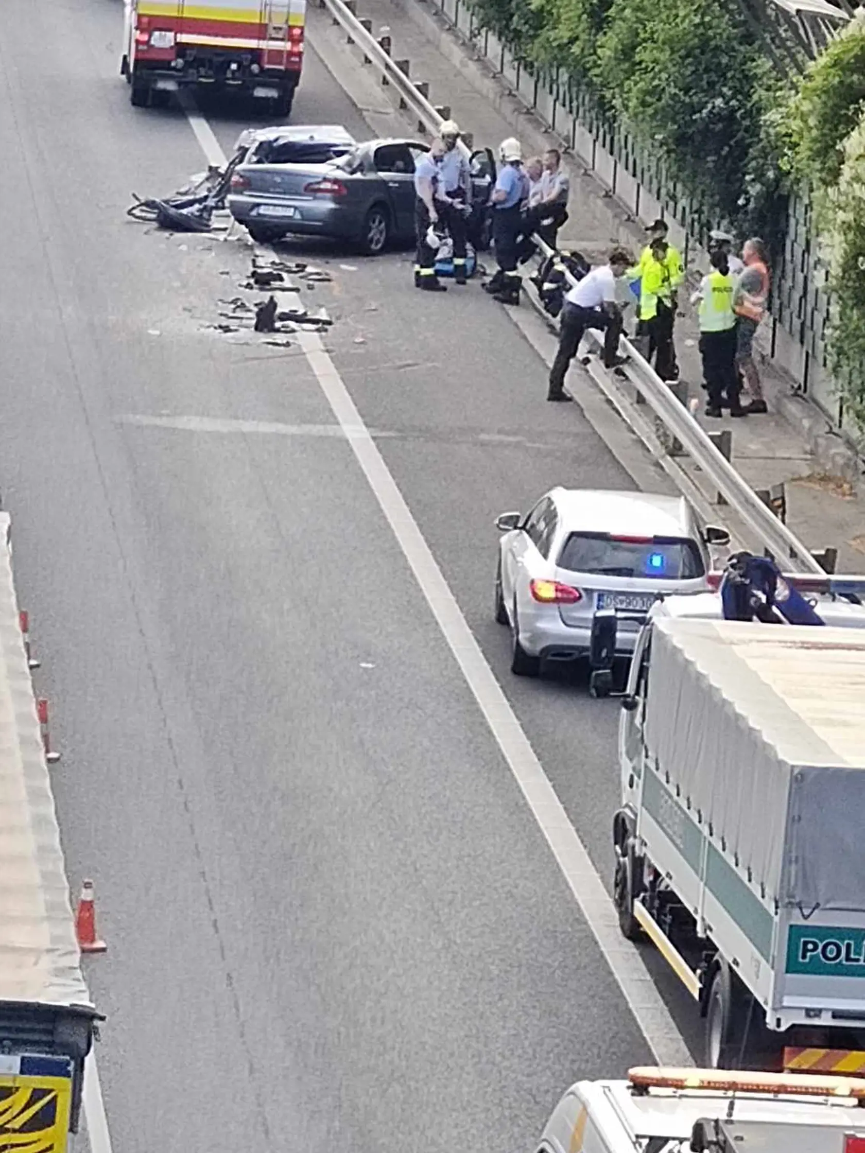 Záchranné zložky po príchode na miesto sa už len bezmocne pozerali zdemolované auto.