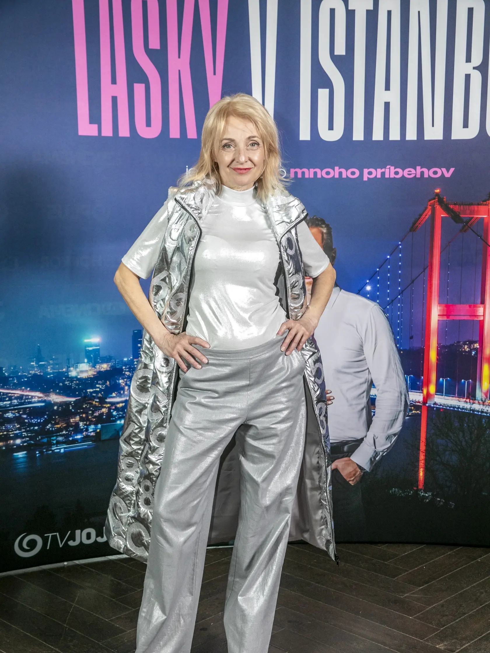 Premiéra jojkárskeho seriálu Lásky v Istanbule. Veronika Žilková sa predviedla v striebornom outfite od hlavy až po päty.