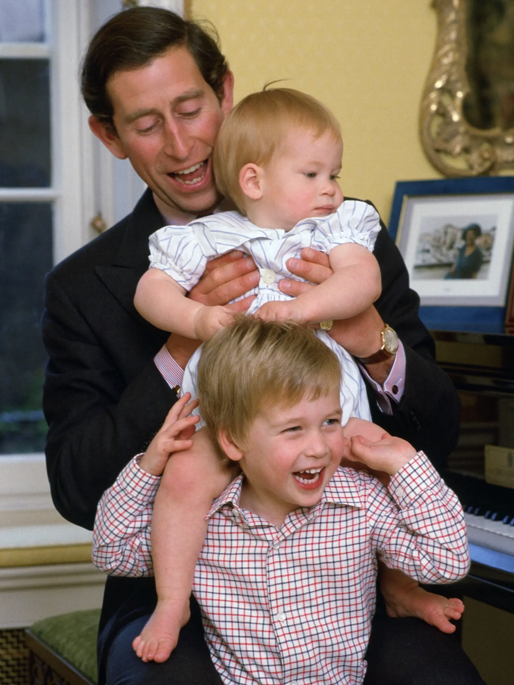 Bratia princ Harry a princ William s princom Charlesom.