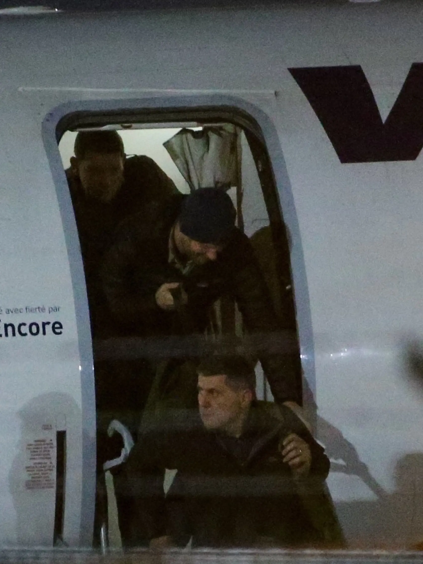 Princ Harry vystupuje z lietadla.