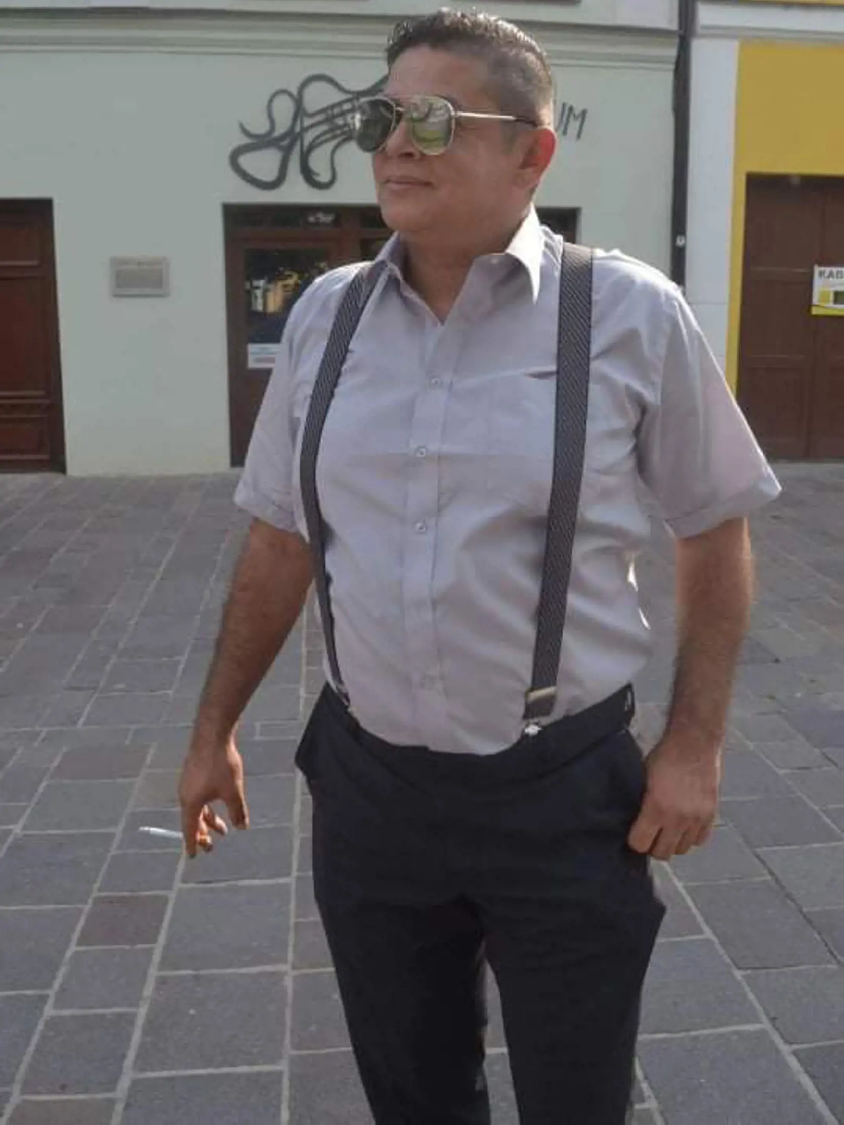 „Cez vianočné sviatky na mňa suseda opakovane volala políciu za to, že som si púšťal vo večerných hodinách nahlas hudbu. Ani by mi nenapadlo, že to bude vyhodnotené ako priestupok,“ posťažoval sa nám pred v marci Erik po tom, ako na svidníckom okresnom súde zistil, že podmienečne odložený trest z októbra 2017 si bude musieť odpykať v base.