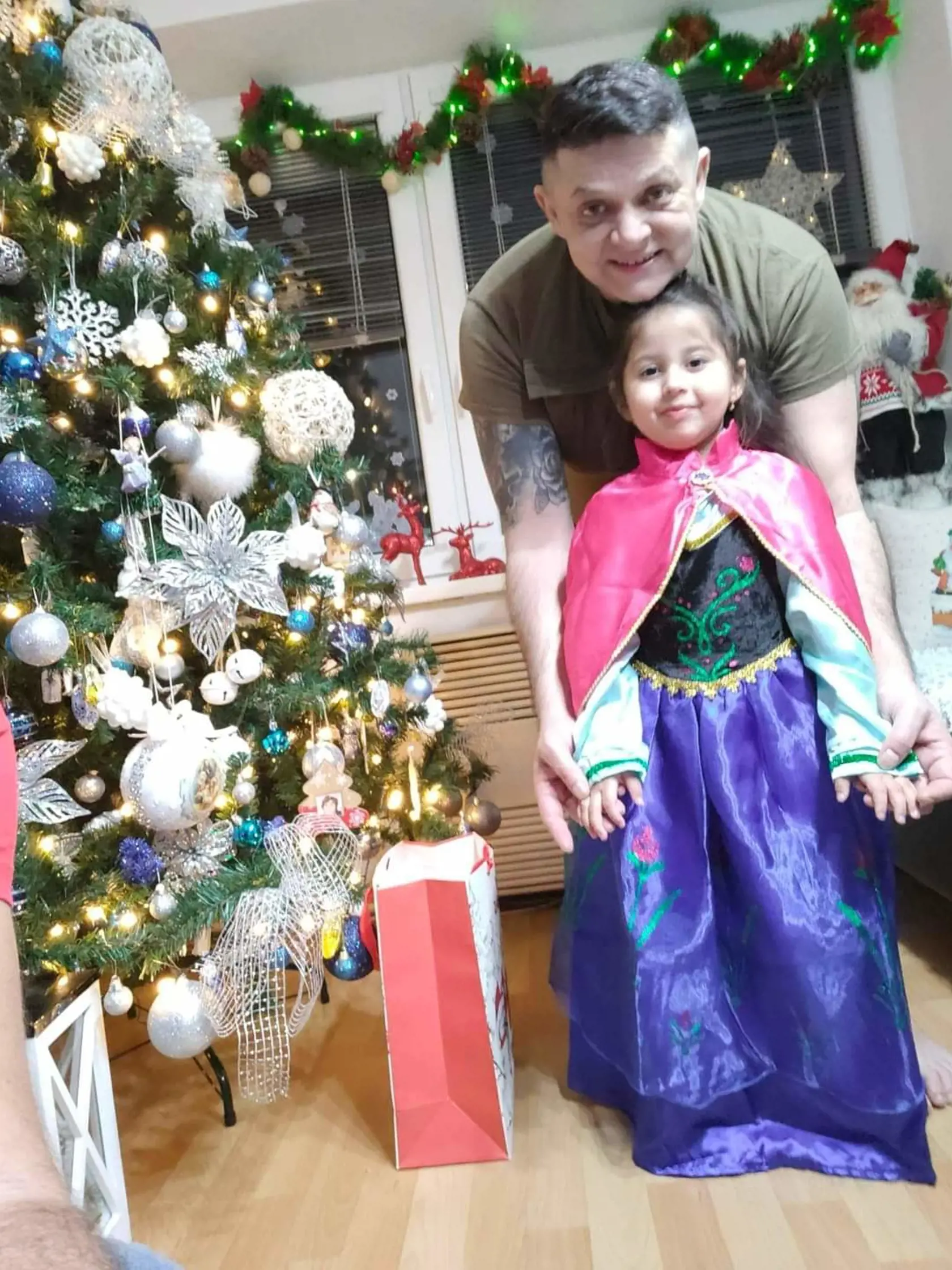 Erik Hilár Lakatošovie strávil ostatných 15 mesiacov vo väzbe. Súd ho pustil na slobodu s 18-mesačnou podmienkou štyri dni pred Vianocami. Znova sa vrátil k práci internetového televízneho redaktora a tvorí reportáže z rómskeho prostredia a krimi správ. Vianoce strávil s príbuznými, na snímke s malou neterkou.