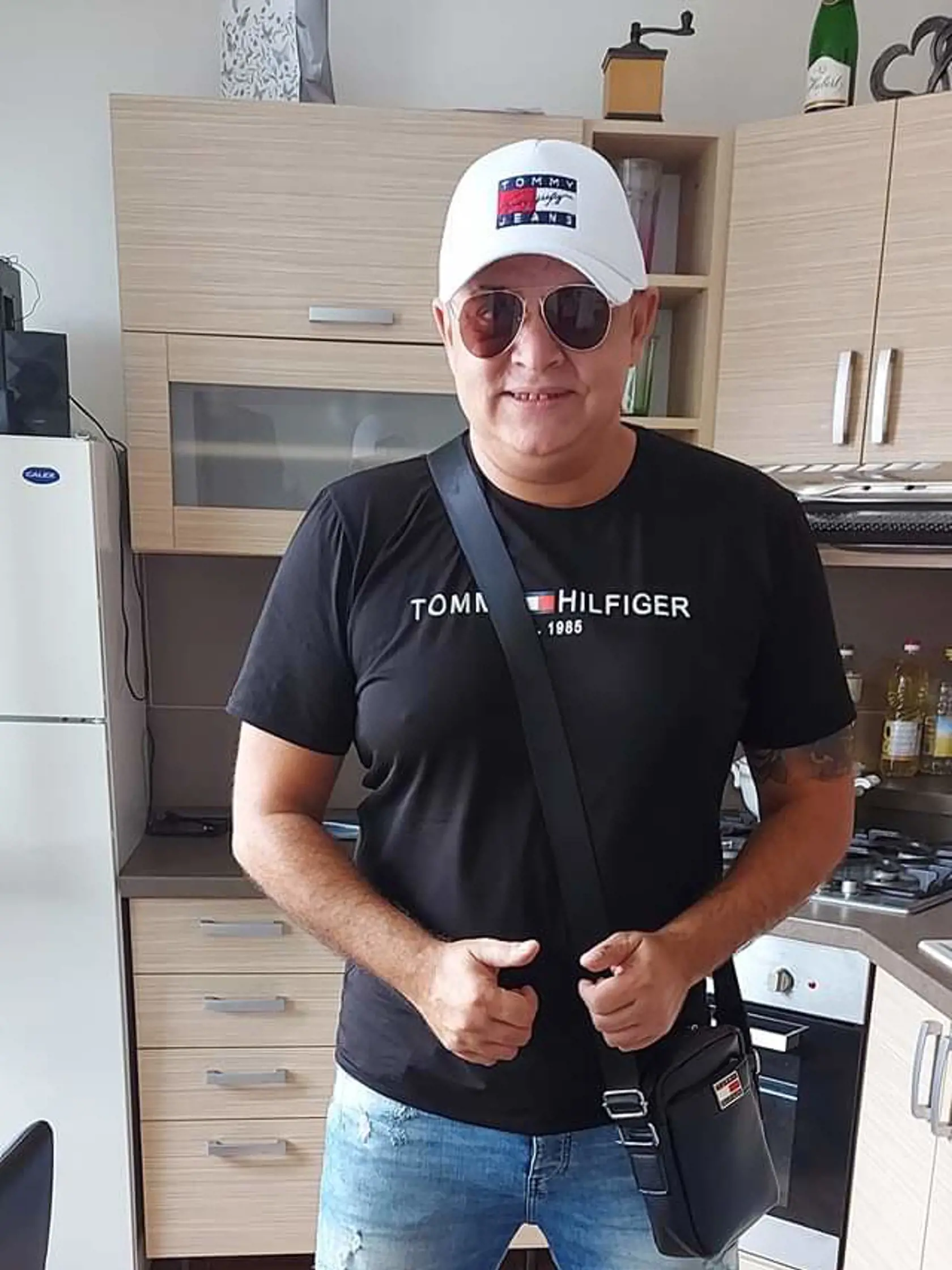 Na oblečení si dá záležať. Väčšinou nosí biele dokonale vyžehlené košele, občas ho vídať aj v tričku. Tí, ktorí ho poznajú, o ňom vedia, že je pedant na čistotu.
