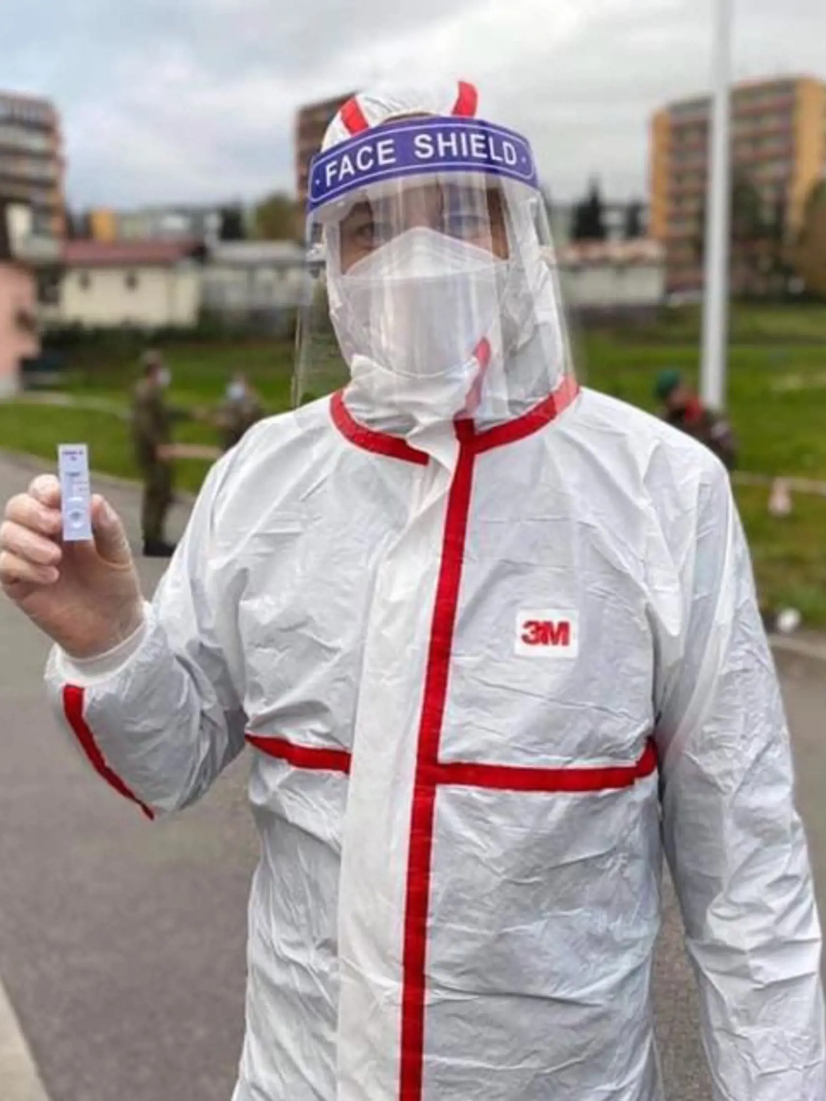 Druhý deň pilotného celoplošného testovania na ochorenie COVID-19 na Orave a v Bardejove, ktoré potrvá do nedele 25. októbra 2020. Pri sobotňajšom testovaní pomáhal aj premiér Igor Matovič (OĽANO). Asistoval pri administratíve v súvislosti s odoberaním vzoriek na odbernom mieste v Tvrdošíne. Popoludní sa presunul do Námestova, kde informoval o výsledkoch testovania za sobotu. Na snímke premiér Igor Matovič (OĽaNO) pózuje v ochrannom odeve a s antigénovým testom pri odbernom mieste v Tvrdošíne, v