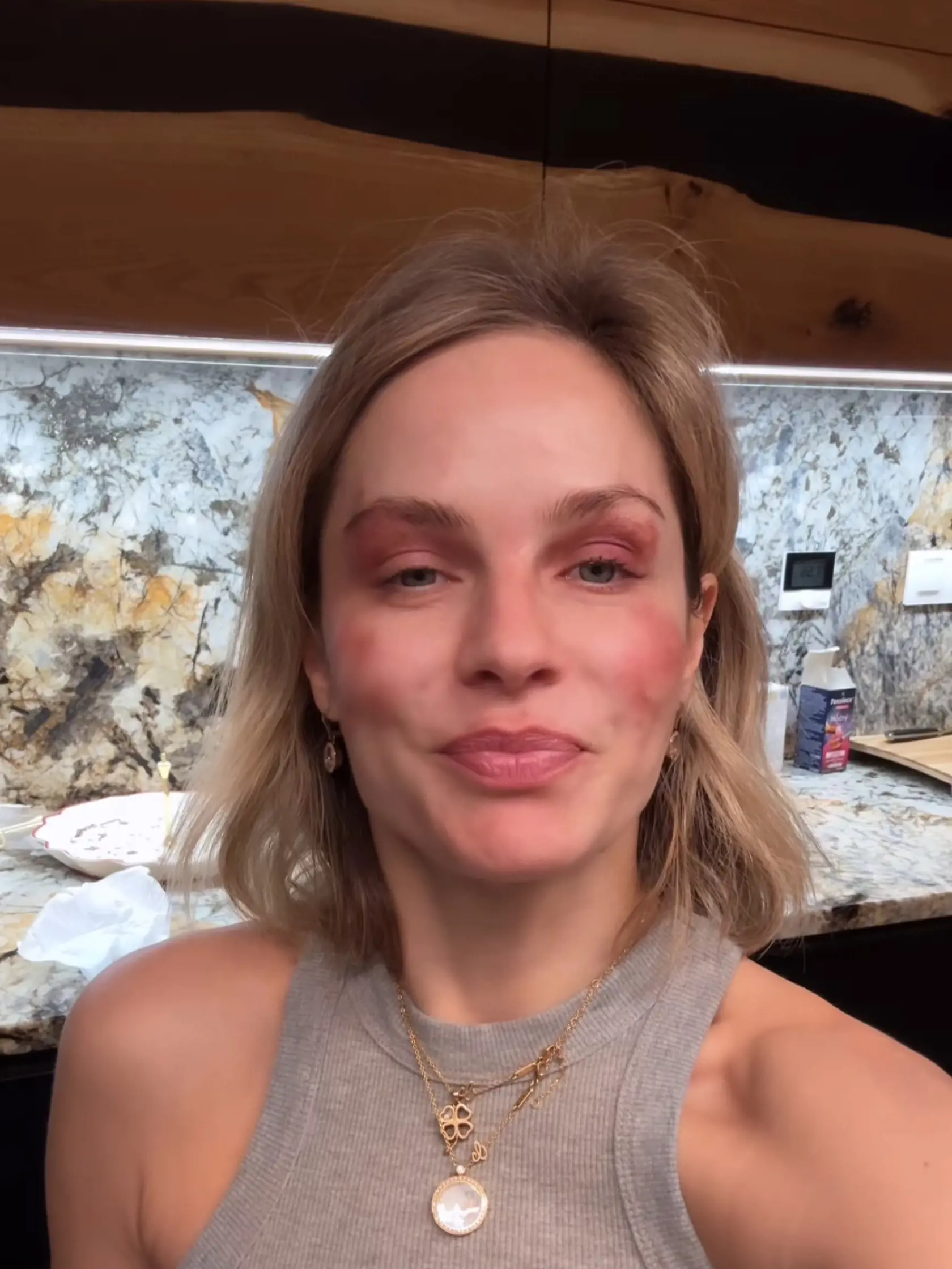 "Dnes som navštívila svoju make-up artistku a povedala, že toto je jeden z trendov na rok 2025, ktorý sa bude nosiť, tak to omrkajte. Dokonalé. Bella je jej meno. Bella make-up artistka,“ napísala na Instagrame s úsmevom. 