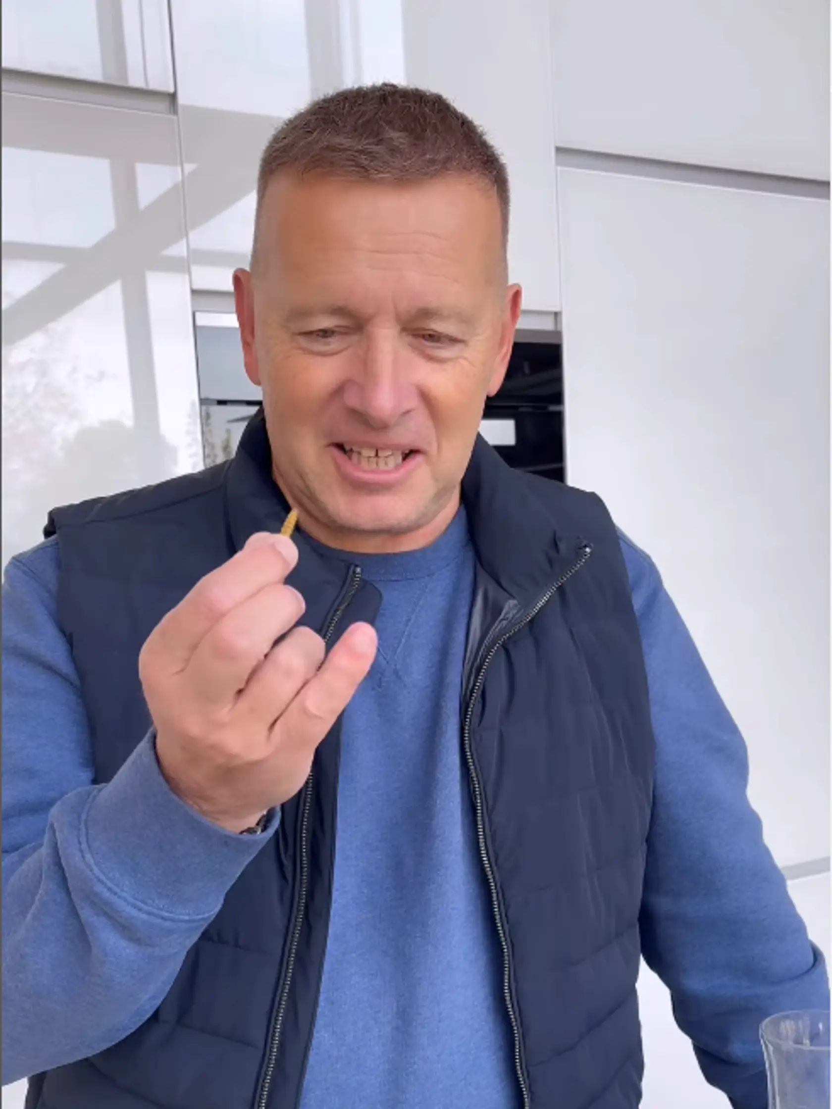 Hoci ho napínalo a všelijako sa pritom tváril, tú najnechutnejšiu časť stávky s veľkou dávkou sebazaprenia zvládol. 