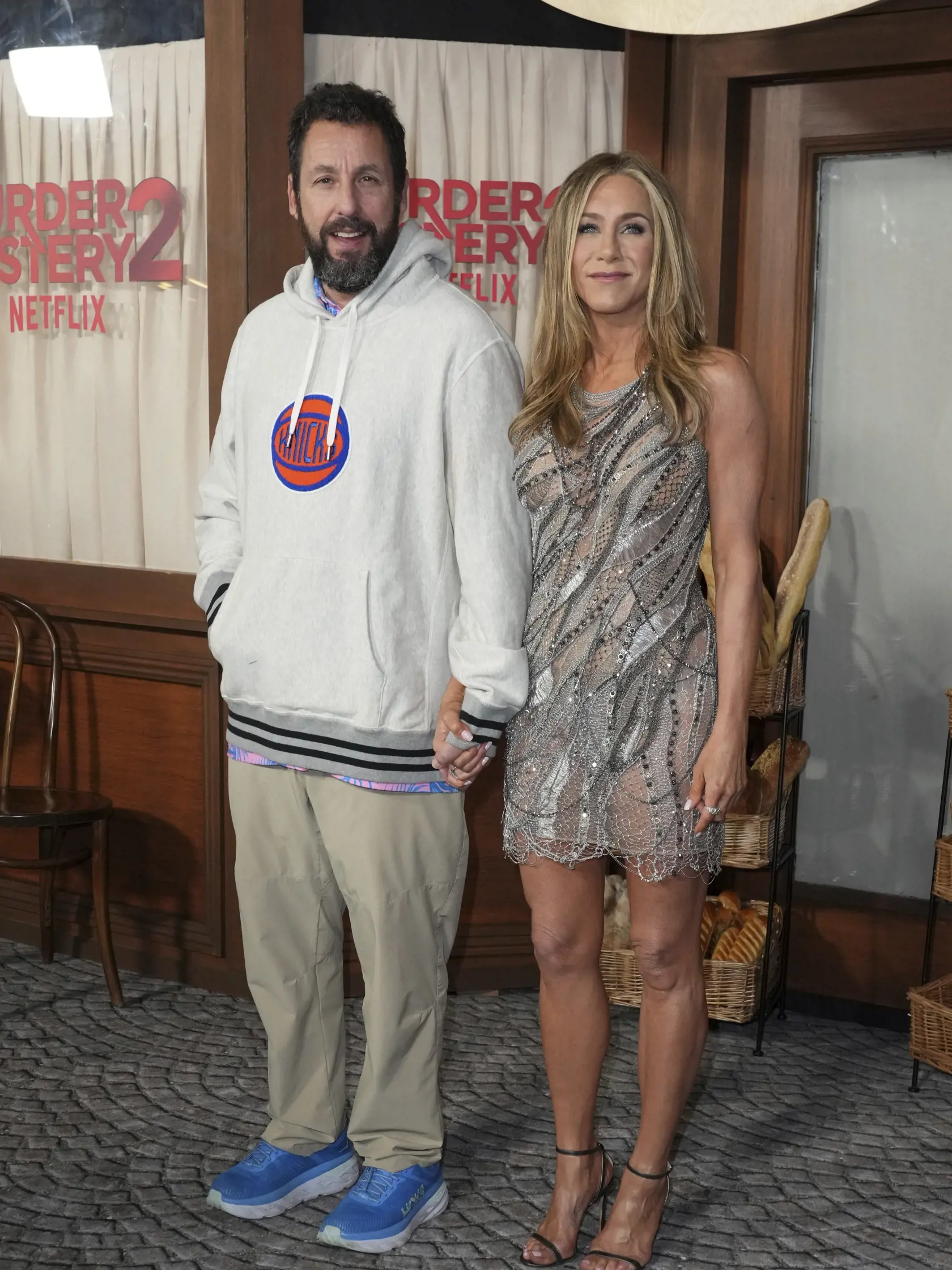 Na snímke zľava americký herec Adam Sandler (vo filme Nick Spitz) a herečka Jennifer Anistonová (Audrey Spitzová) prichádzajú na premiéru druhého pokračovania komediálneho filmu Vražda v Paríži (Murder Mystery 2) v americkom kine Regency Village Theatre v Los Angeles v noci na 29. marca 2023. FOTO TASR/AP