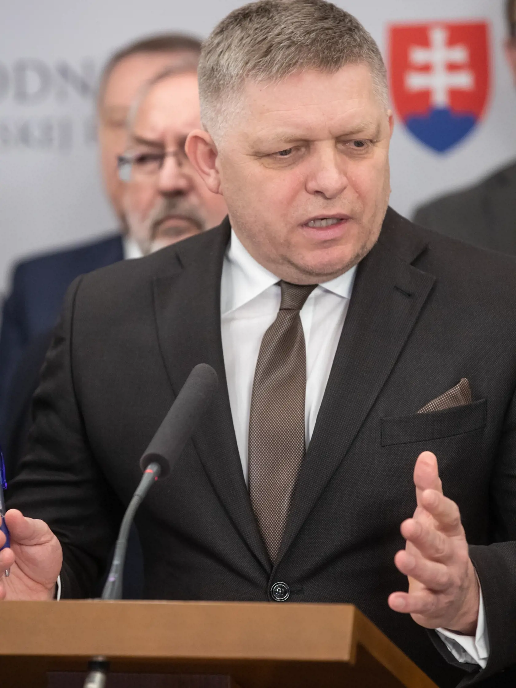 „ Stovky telefonátov, ako aj tisíce správ, ktoré sme dostali v priebehu televíznej relácie Na telo s Jurajom Blanárom a Jaroslavom Naďom, potvrdili našu osobnú skúsenosť s hlasovaním, v ktorom nebolo možné vyjadriť svoj názor. Je úplne zrejmé, že niekto manipuloval hlasovanie tak, aby J. Naď vyhral až absurdným rozdielom, čo odporuje zdravému rozumu ako aj dlhodobej nedôvere voči strane OĽaNO na úrovni 90%, ktorú J. Naď zastupuje,“ uviedla v tejto súvislosti strana Smer-SD.