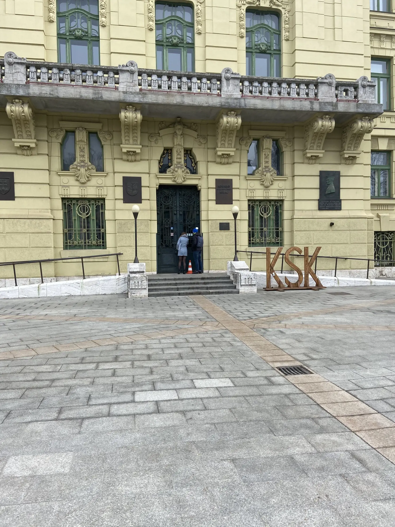 Do budovy pôvodne odmietli pustiť aj zamestnancov, ktorí nevedno či vďaka pružnému pracovnému času alebo pre iné dôvody meškali do práce.