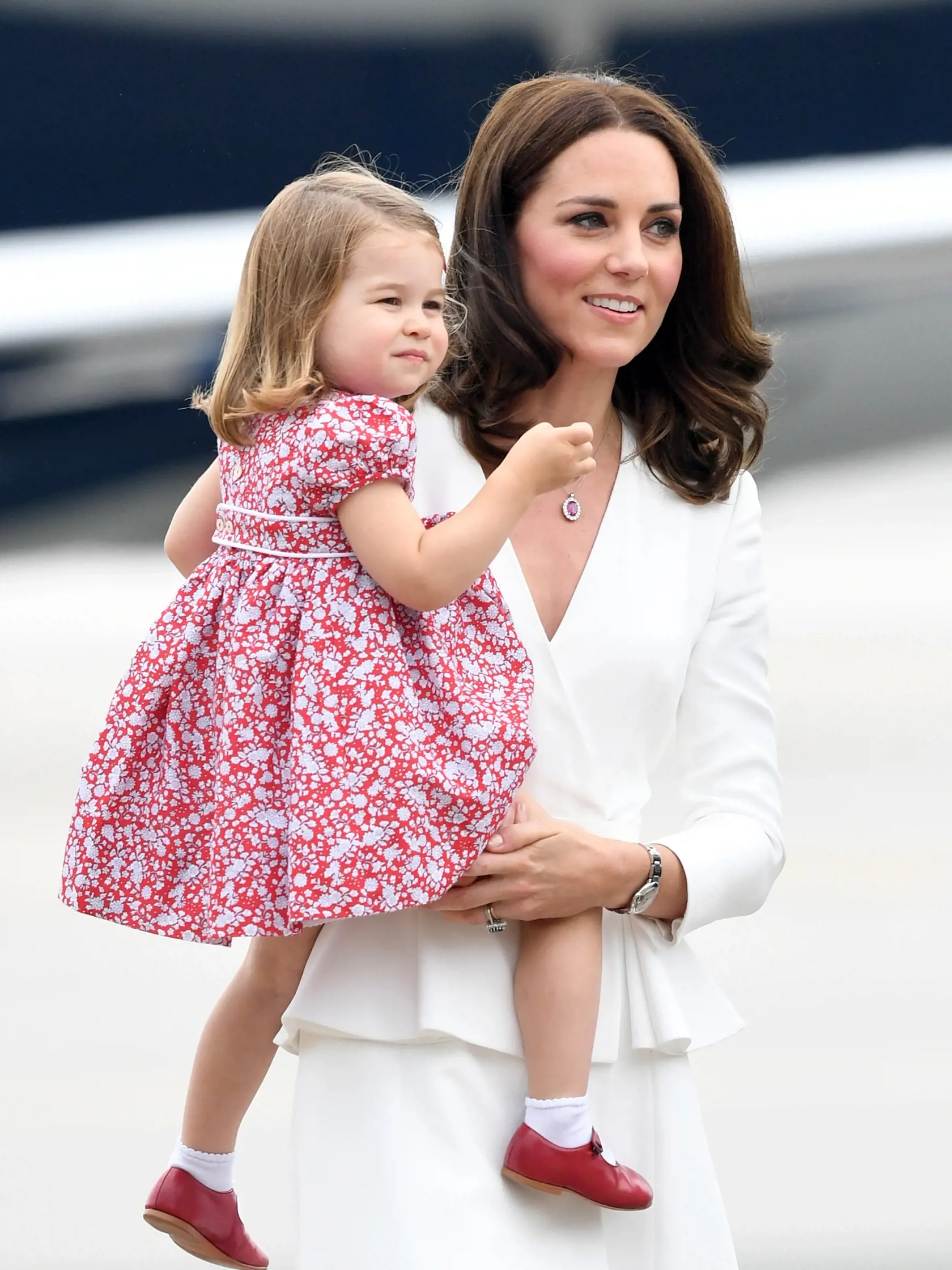 Rovnaké topánočky, aké nosí dnes Lilibet, mala obuté aj princezná Charlotte v roku 2017, keď spolu s rodičmi, princeznou Kate a princom Williamom, navštívila Poľsko.
