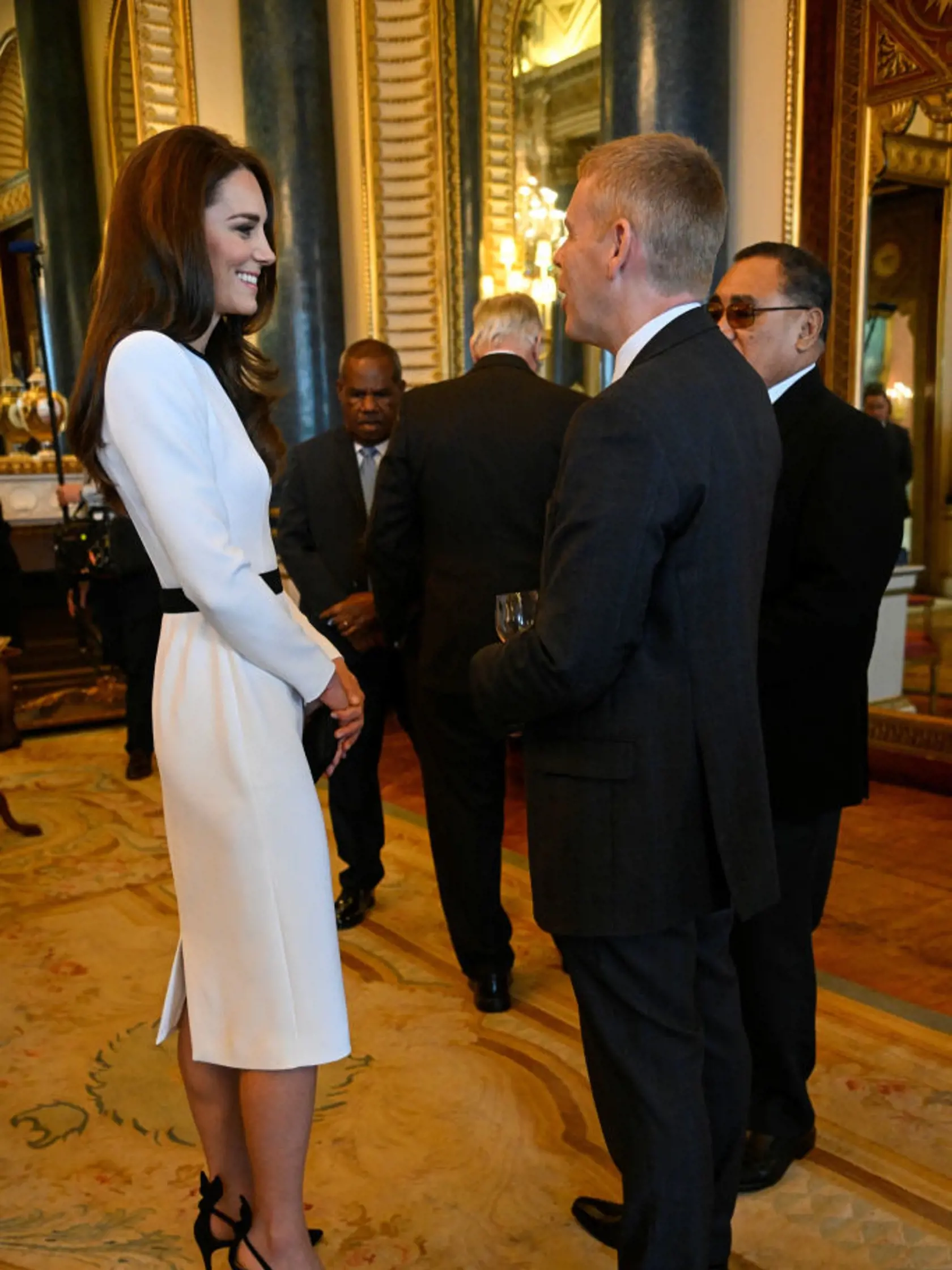 Princezná Kate v čiernych lodičkách značky Aquazurra