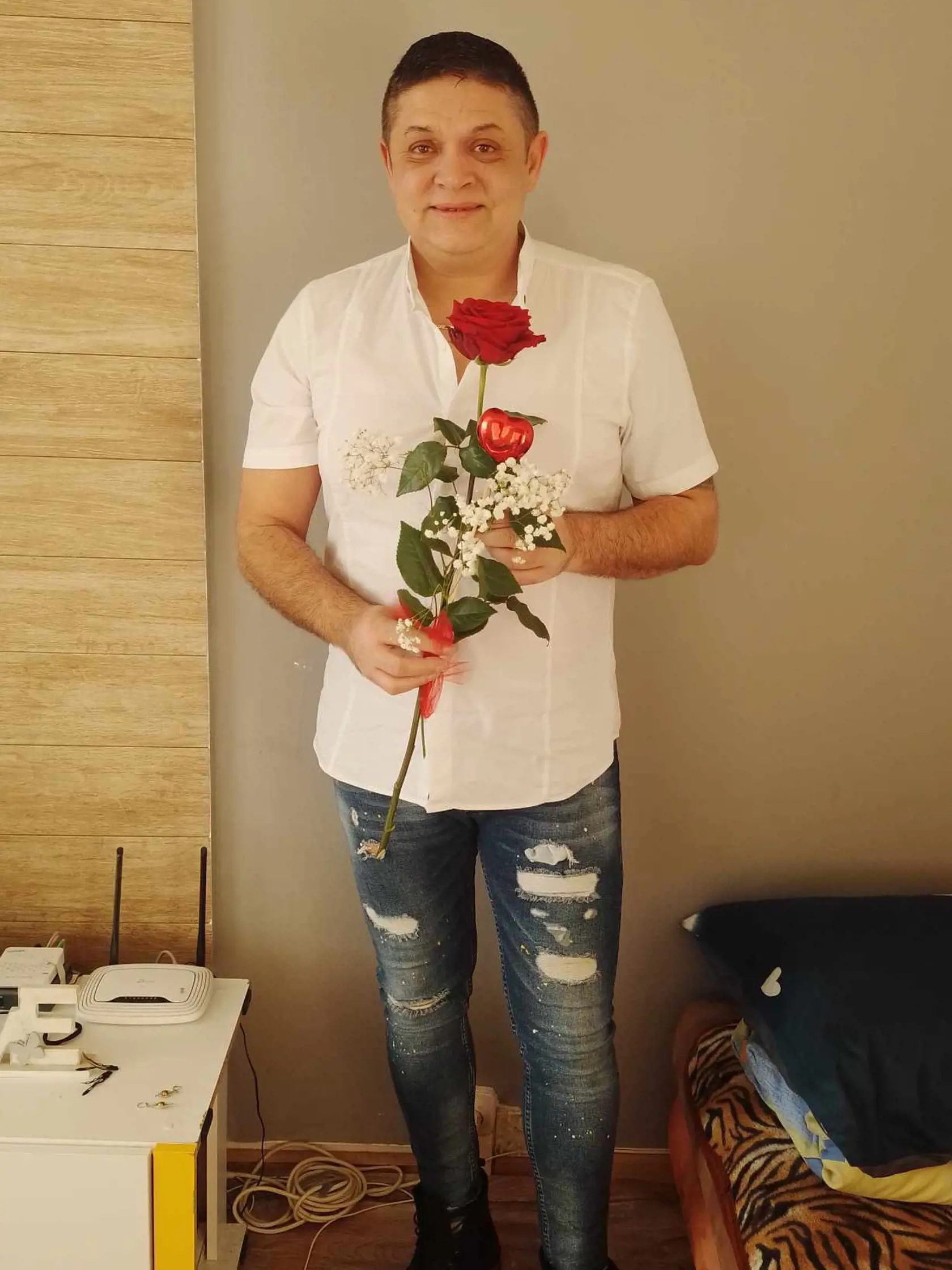 Erik Hilár Lakatošovie nedávno znova prekonal ťažké obdobie. Rozišiel sa so svojim partnerom. Dva mesiace sa trápil, nedokázal jesť. No aj to berie s optimizmom. “Už je to za mnou. Všetko zlé je na niečo dobré. Schudol som 11 kíl, čo mi prospelo,” smeje sa Erik, ktorý znova získal chuť do práce.