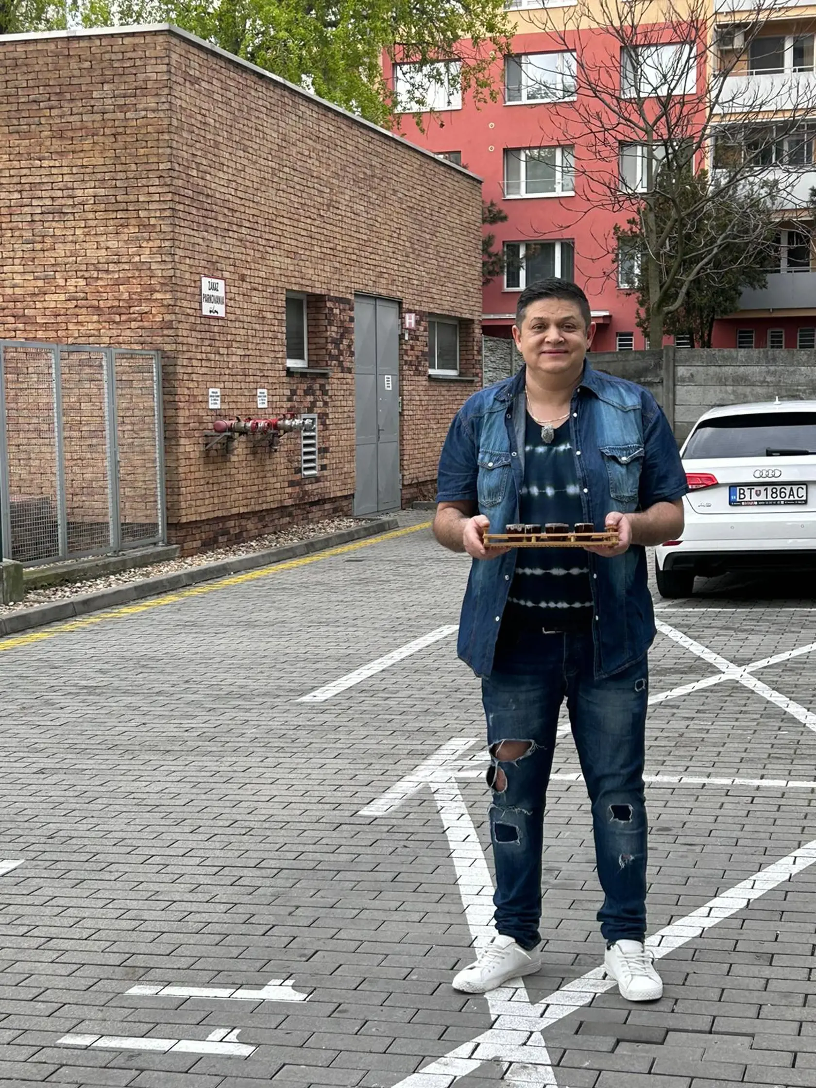 Takto vyzerá Erik dnes. Takmer vôbec sa nezmenil.