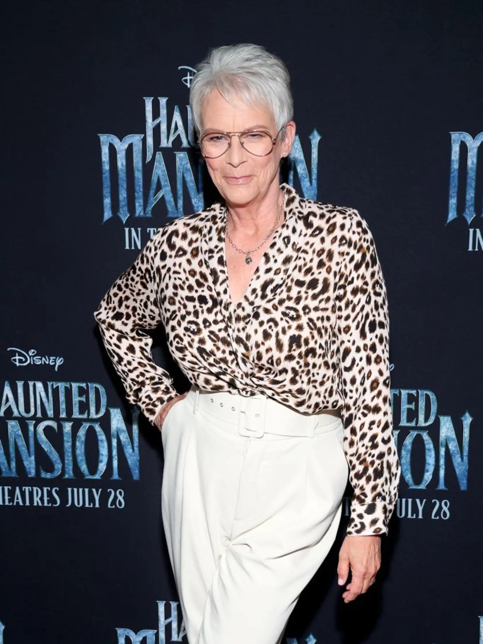 Jamie Lee Curtis starne s gráciu. Jej poznávacím znamením sú krátke vlasy.