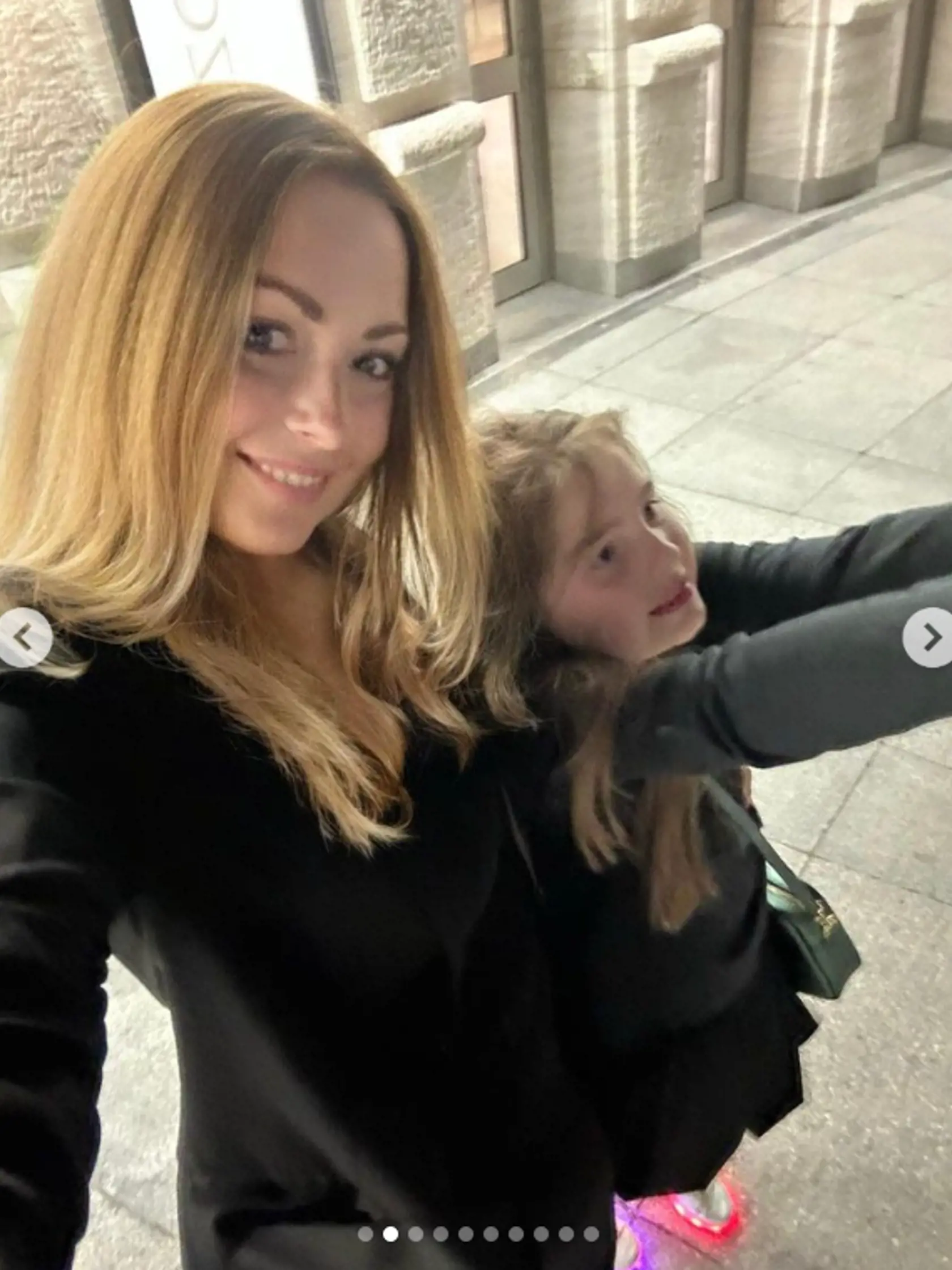 Dievčatá Jozefa Vajdu. Slávneho dedka prišla dcéra Lea a vnučka Ellie pozrieť do divadla.