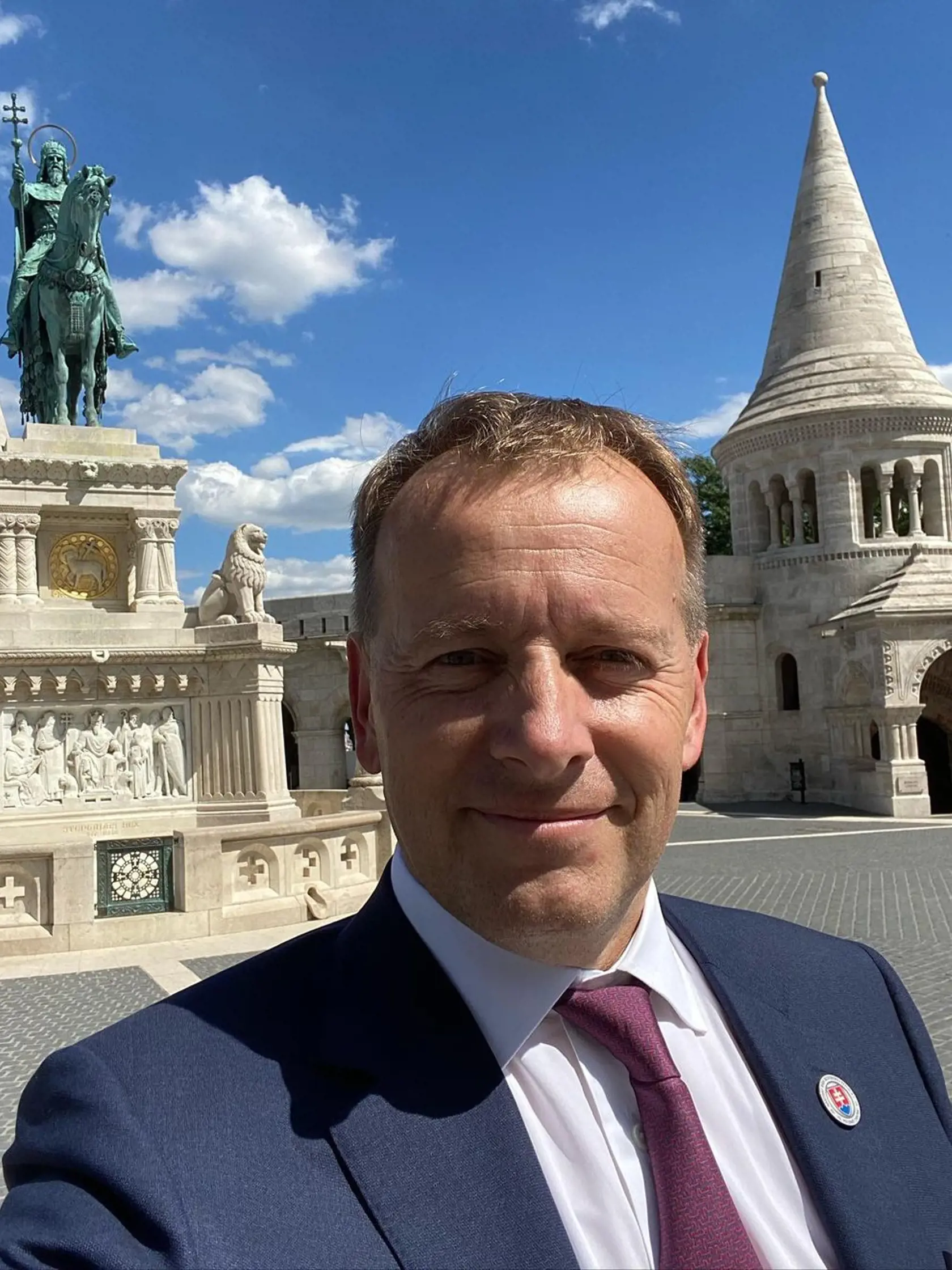 . „Niet sa prečo domnievať, že Boris Kollár nebude drahou nevestou tam, kde si tú drahú nevestu dokážu dobre kúpiť. Robert Fico bude zas určite veľmi štedrý ženích,“ konštatoval politológ.
