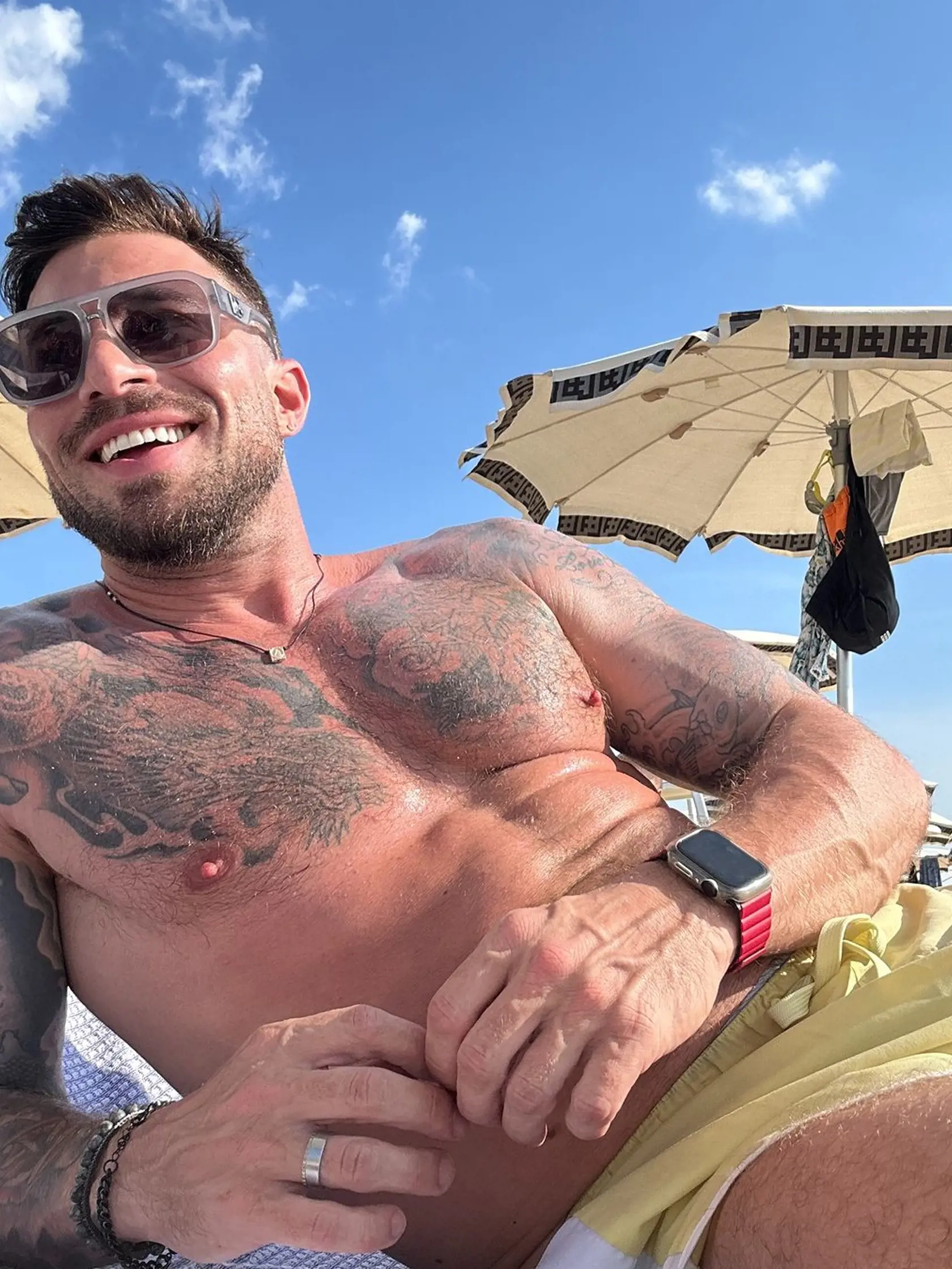Duncan James z kapely Blue sa pýši vypracovanými svalmi.