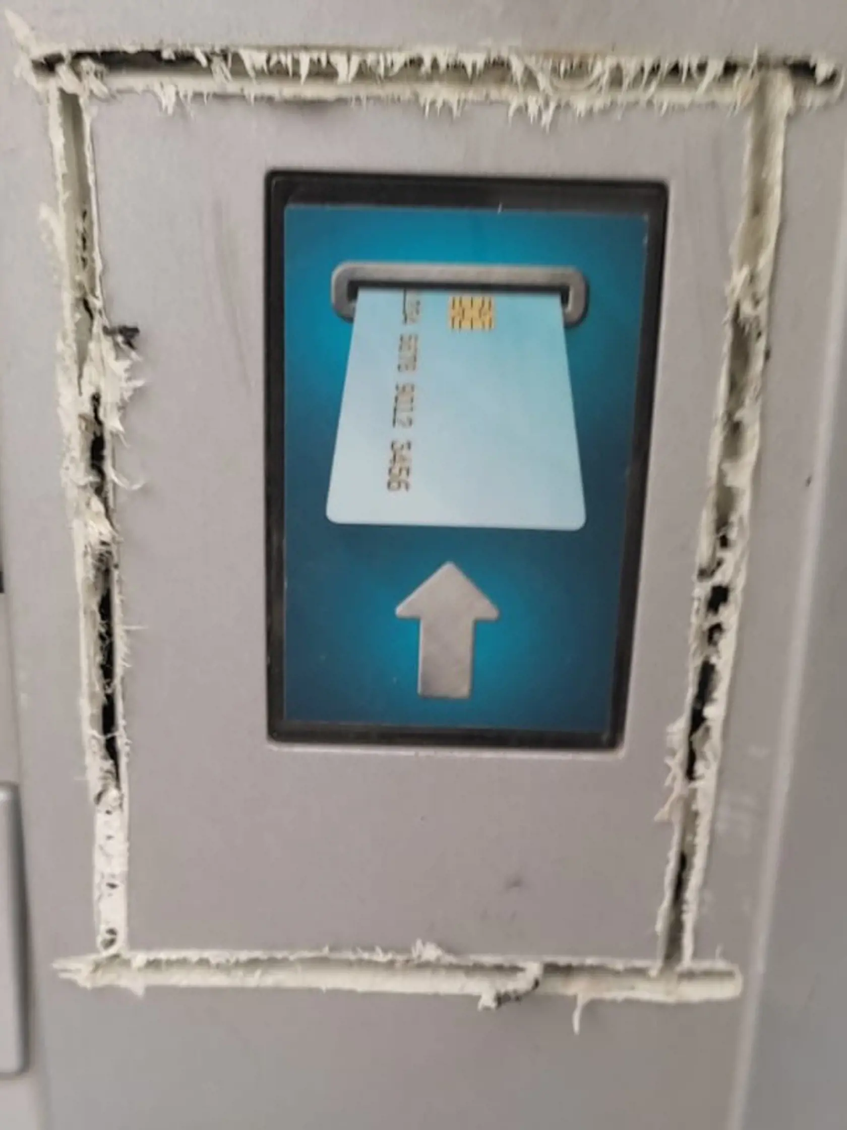 Páchatelia sa chceli prerezať do časti, kde sa nachádza čítačka kariet.