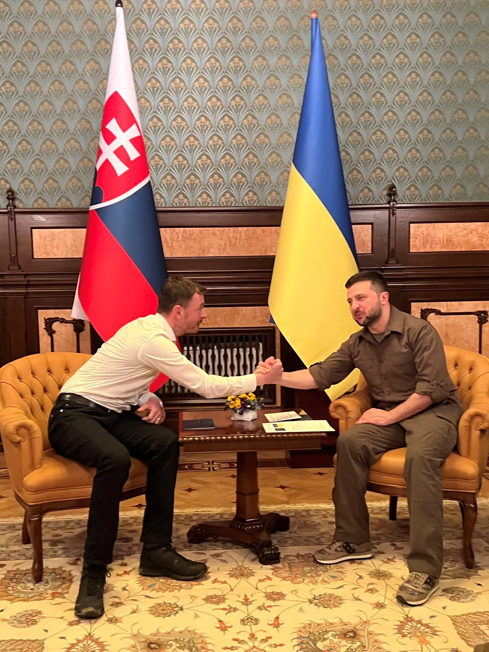 Slovenský premiér Eduard Heger (vľavo) a ukrajinský prezident Volodymyr Zelenskyj (vpravo) počas stretnutia v Kyjeve v piatok 8. apríla 2022.  Eduard Heger v piatok navštívil Kyjev spoločne s predsedníčkou Európskej komisie Ursulou von der Leyenovou a šéfom diplomacie EÚ Josepom Borrellom. V hlavnom meste Ukrajiny rokoval aj s predsedom vlády Denysom Šmyhaľom, ktorý európskych štátnikov sprevádzal aj v meste Buča, kde tamojší vyšetrovatelia začali s exhumáciou tiel z masového hrobu. FOTO TASR - 