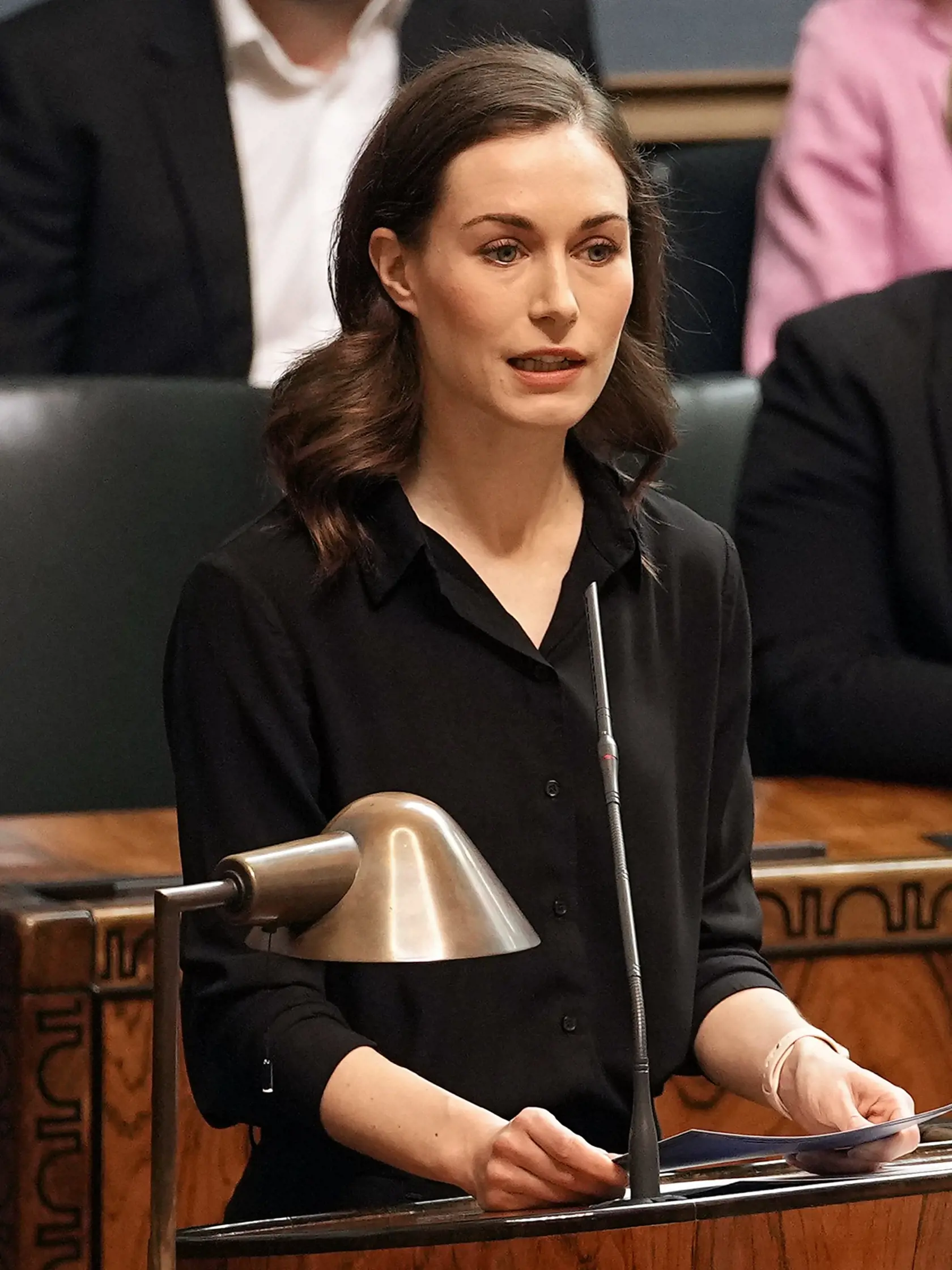 JB 25 Helsinki - Fínska premiérka Sanna Marinová počas prejavu v parlamente v Helsinkách 16. mája 2022. Poslanci fínskeho parlamentu budú diskutovať o rozhodnutí vlády podať žiadosť o členstvo v NATO. FOTO TASR/AP

Prime Minister of Finland Sanna Marin talks in front of government members at the Finnish Parliament in Helsinki, Finland, Monday, May 16, 2022. Finland's lawmakers debate about rapidly applying for NATO membership, paving the way for a historic expansion of the alliance that could de
