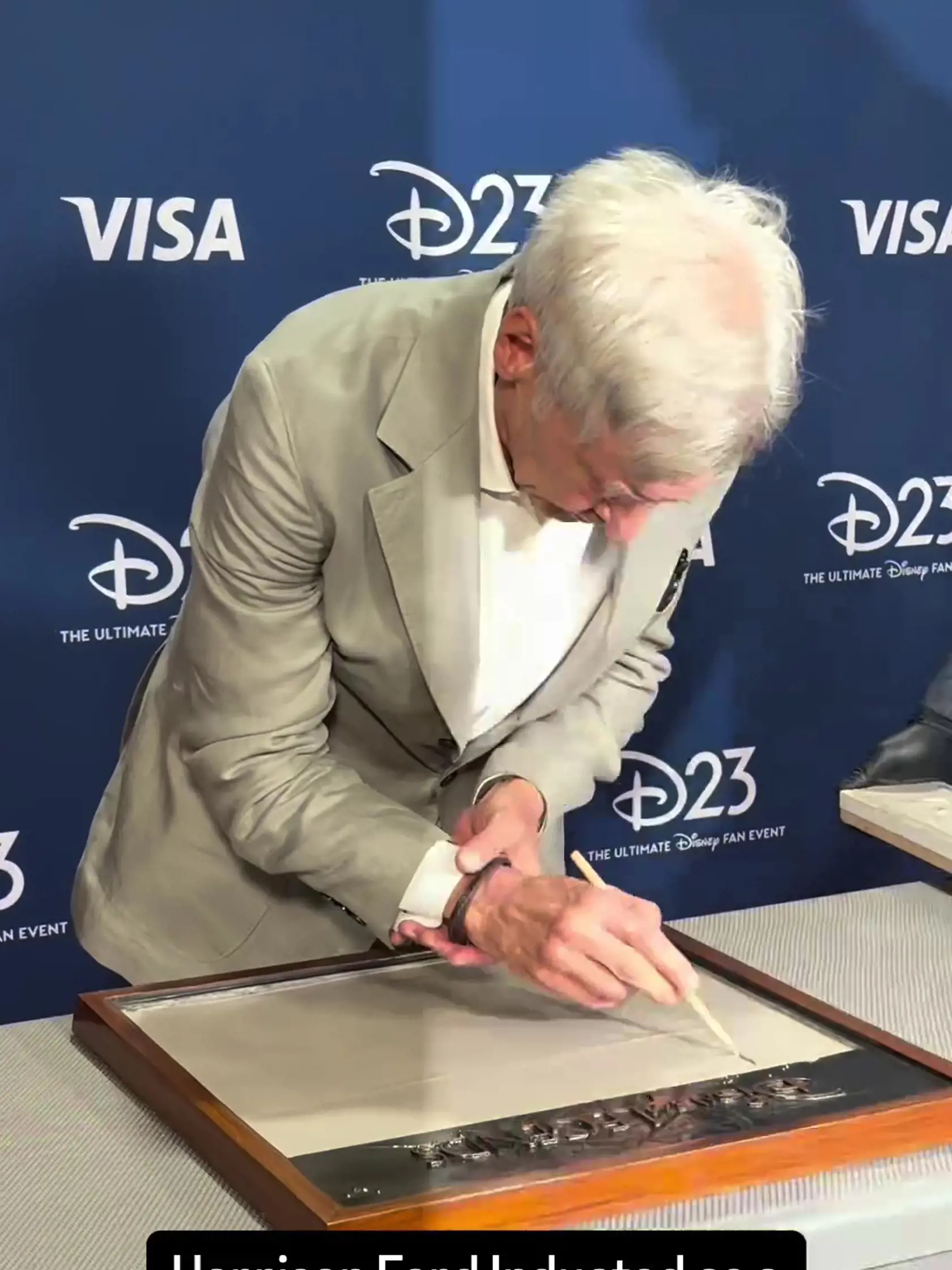 Harrison Ford získal cenu Legenda Disney. Pri podpisovní tabuľky so svojmi odtlačkami rúk, si fanúšikovia všimli detail, ktorý ich znepokojil. Herec si ruku, s ktorou písal, musel podoprieť druhou.