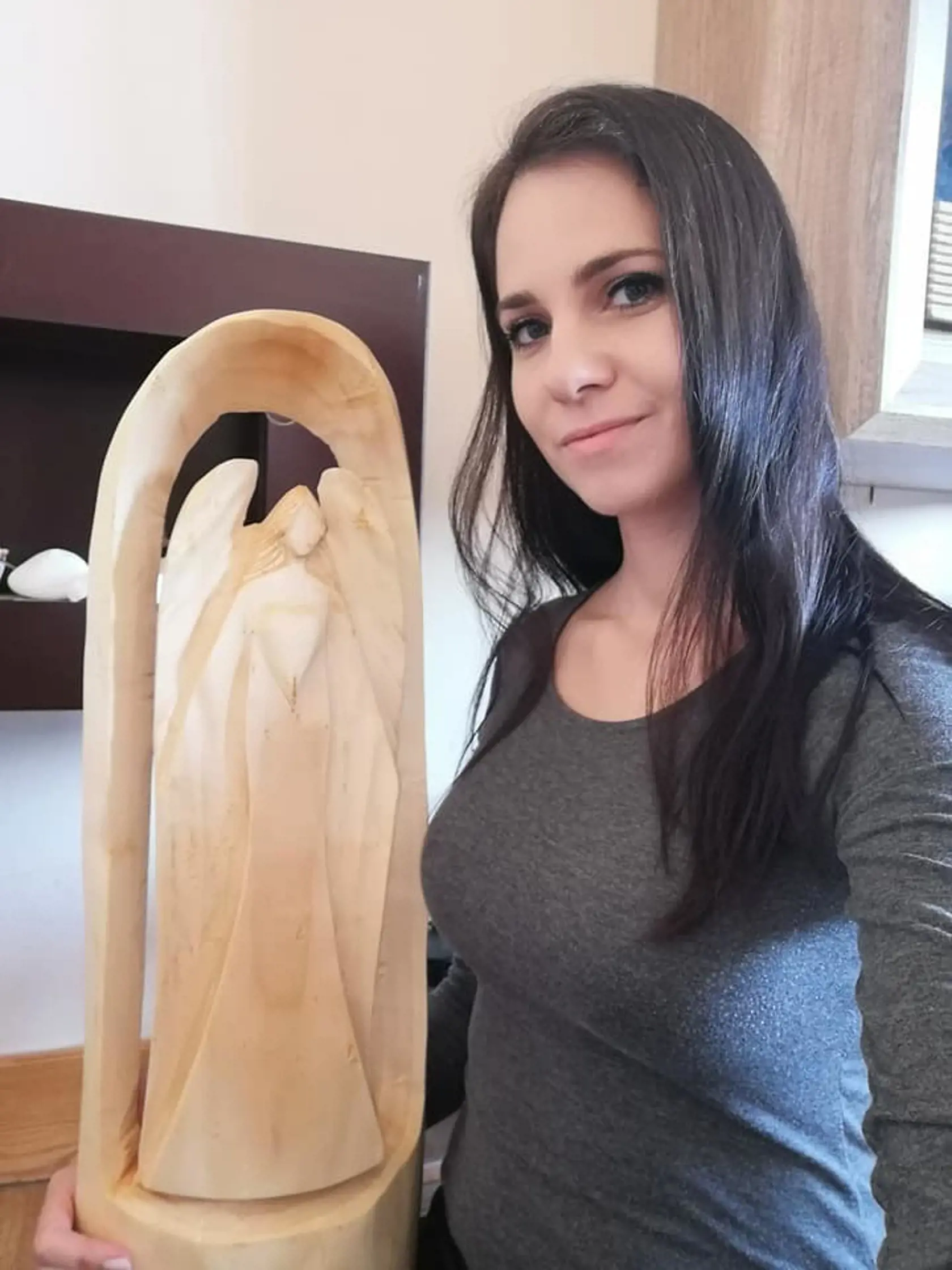 Mamička Monika so soškou srdiečkového anjela.